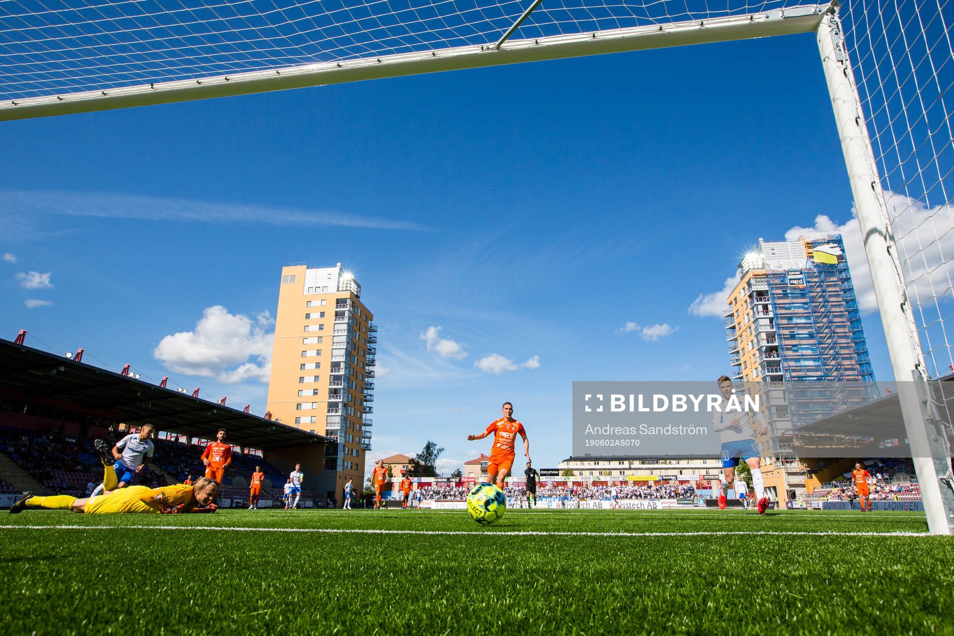 AFC Eskilstunas tränare Nemanja Miljanvoic ser bollen gå