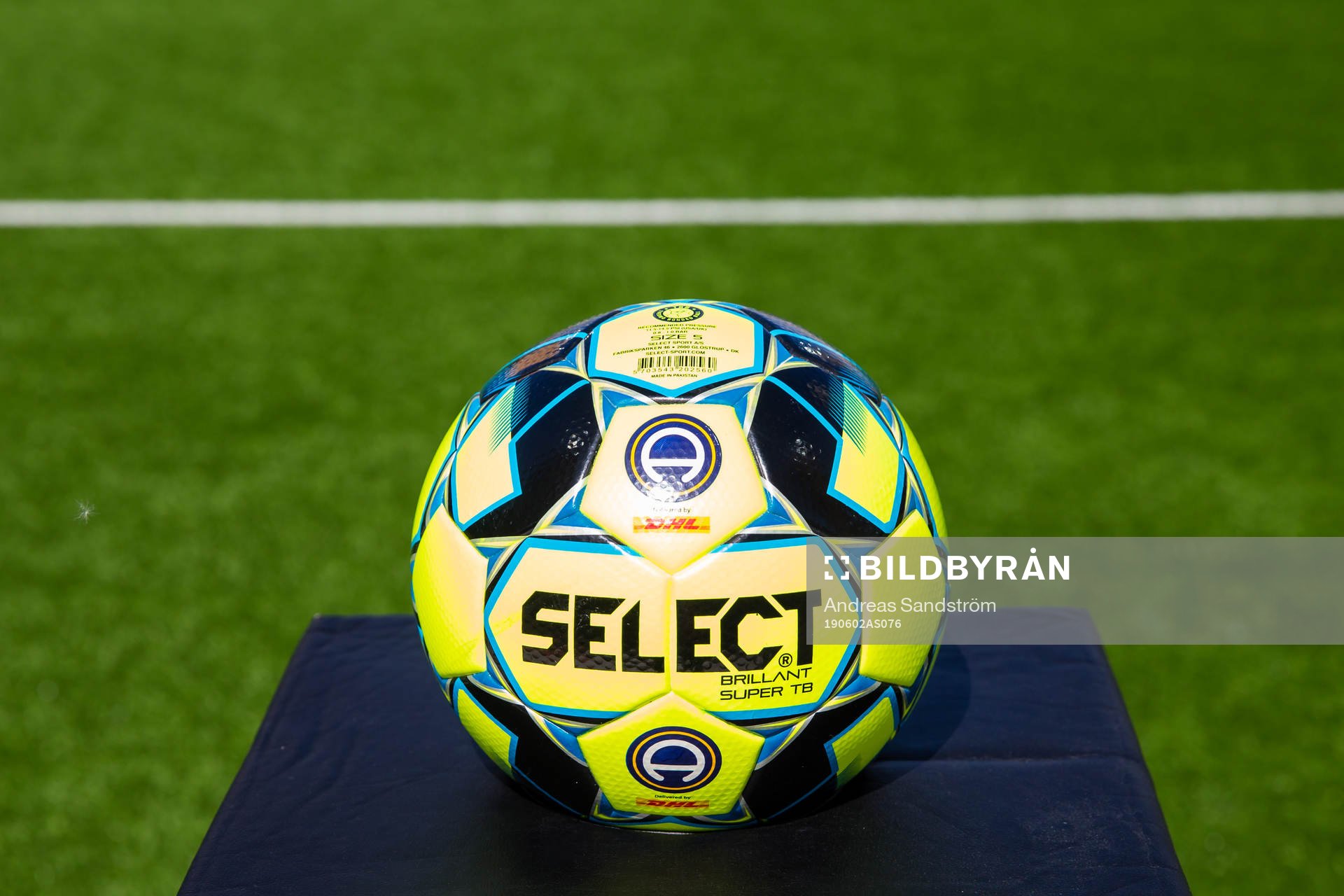 En fotboll med Allsvenska loggan