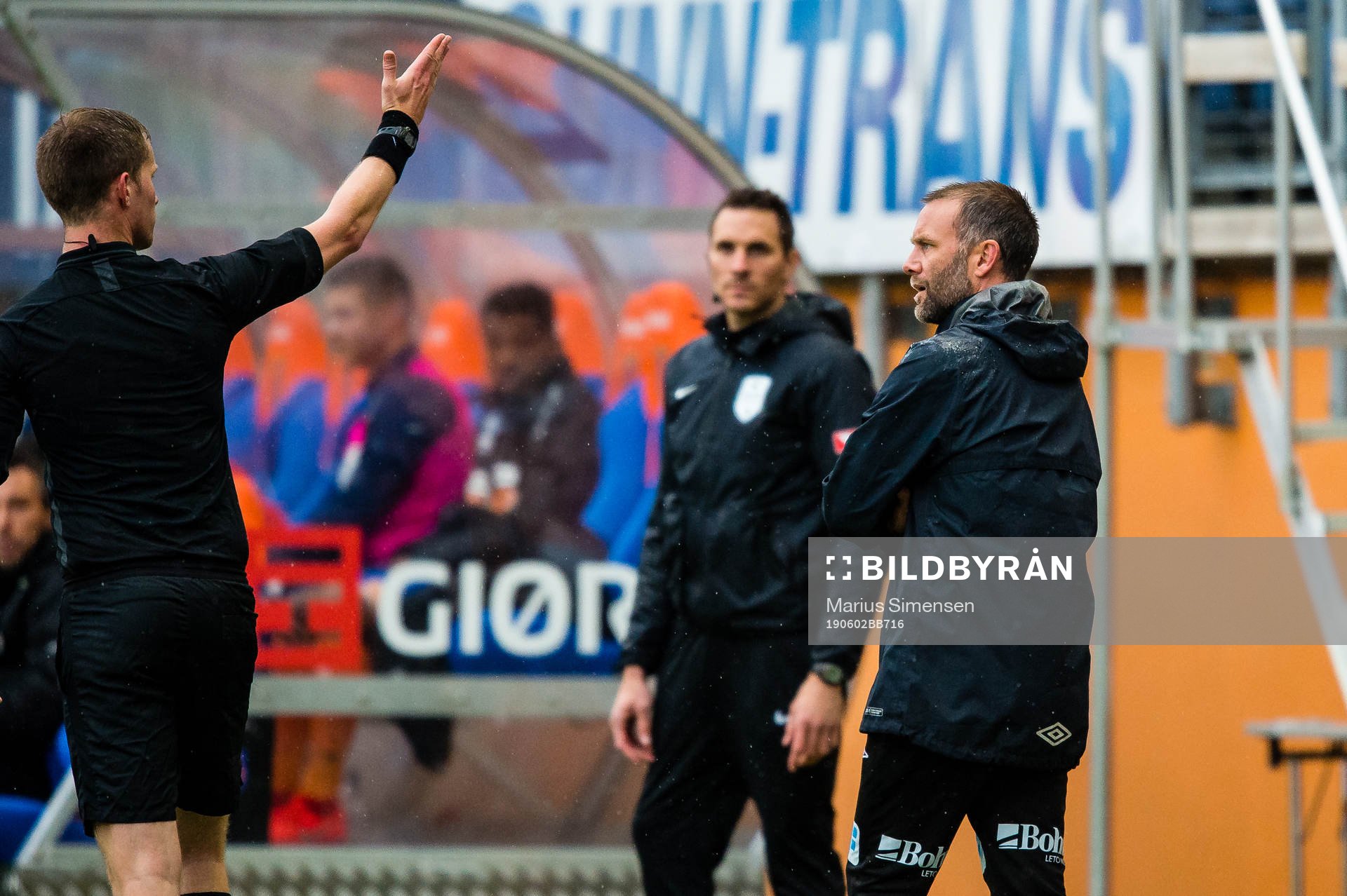 Trond Fredriksen, head coach of Ull/Kisa, sent off the pitch