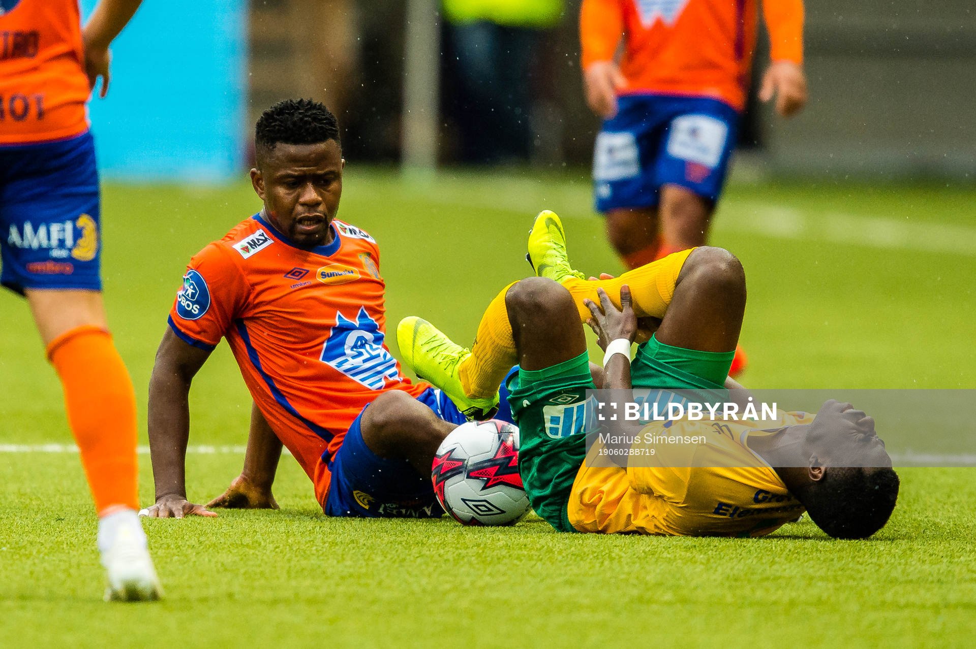 Izunna Arnest Uzochukwu of Aalesund and Eric Bugale