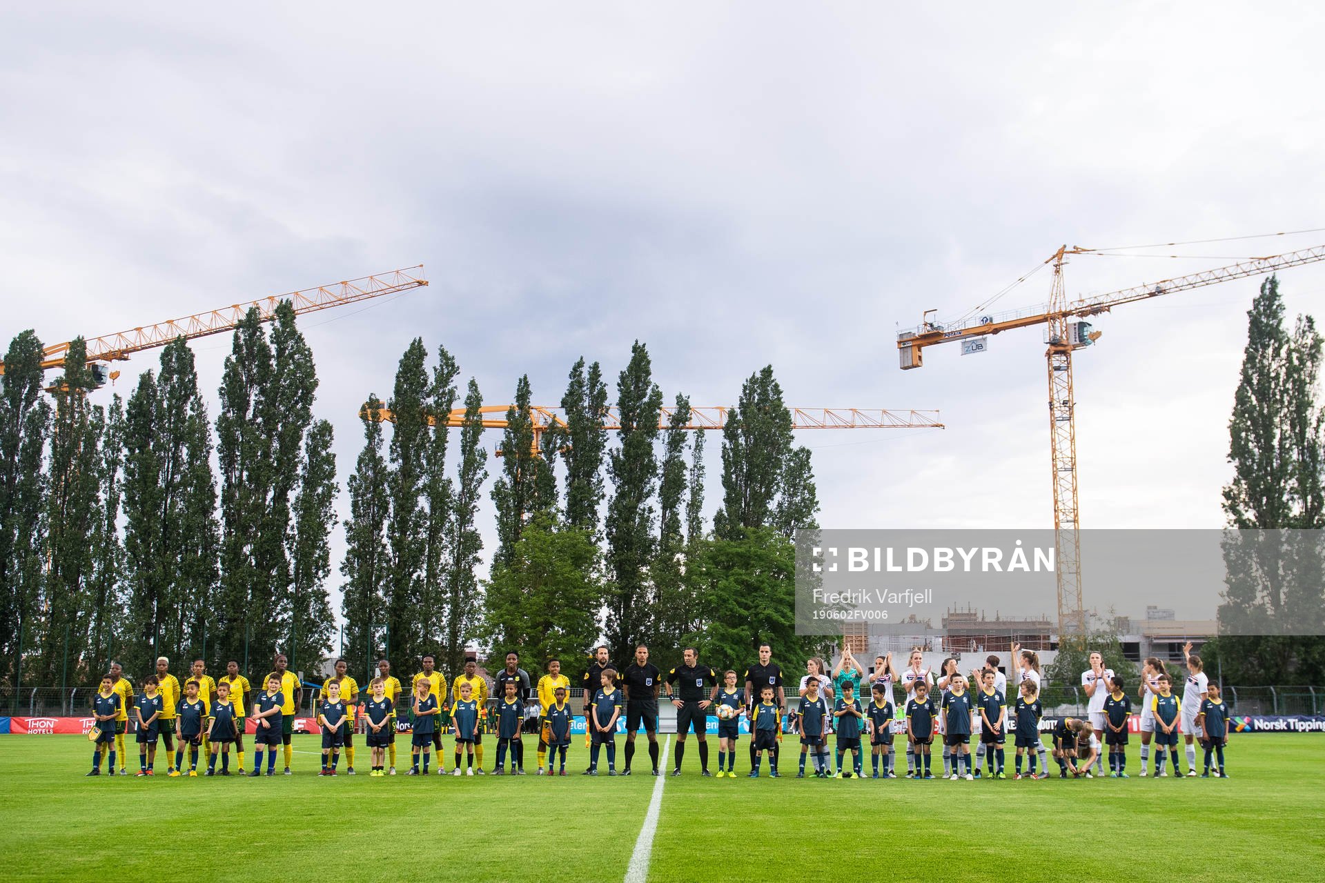 Players of Norway and South Africa