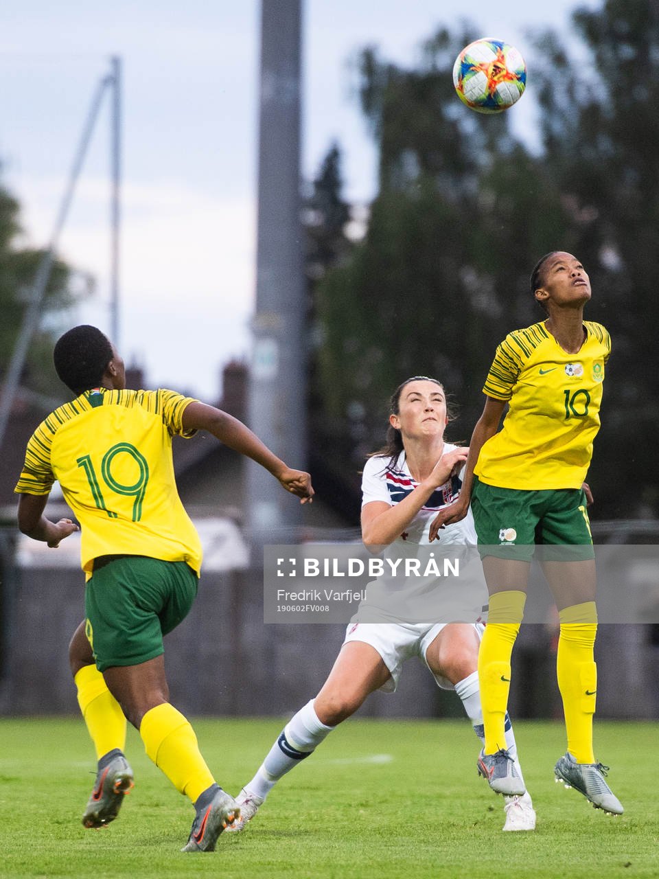 Ingrid Syrstad Engen of Norway and Linda Motlhalo of South