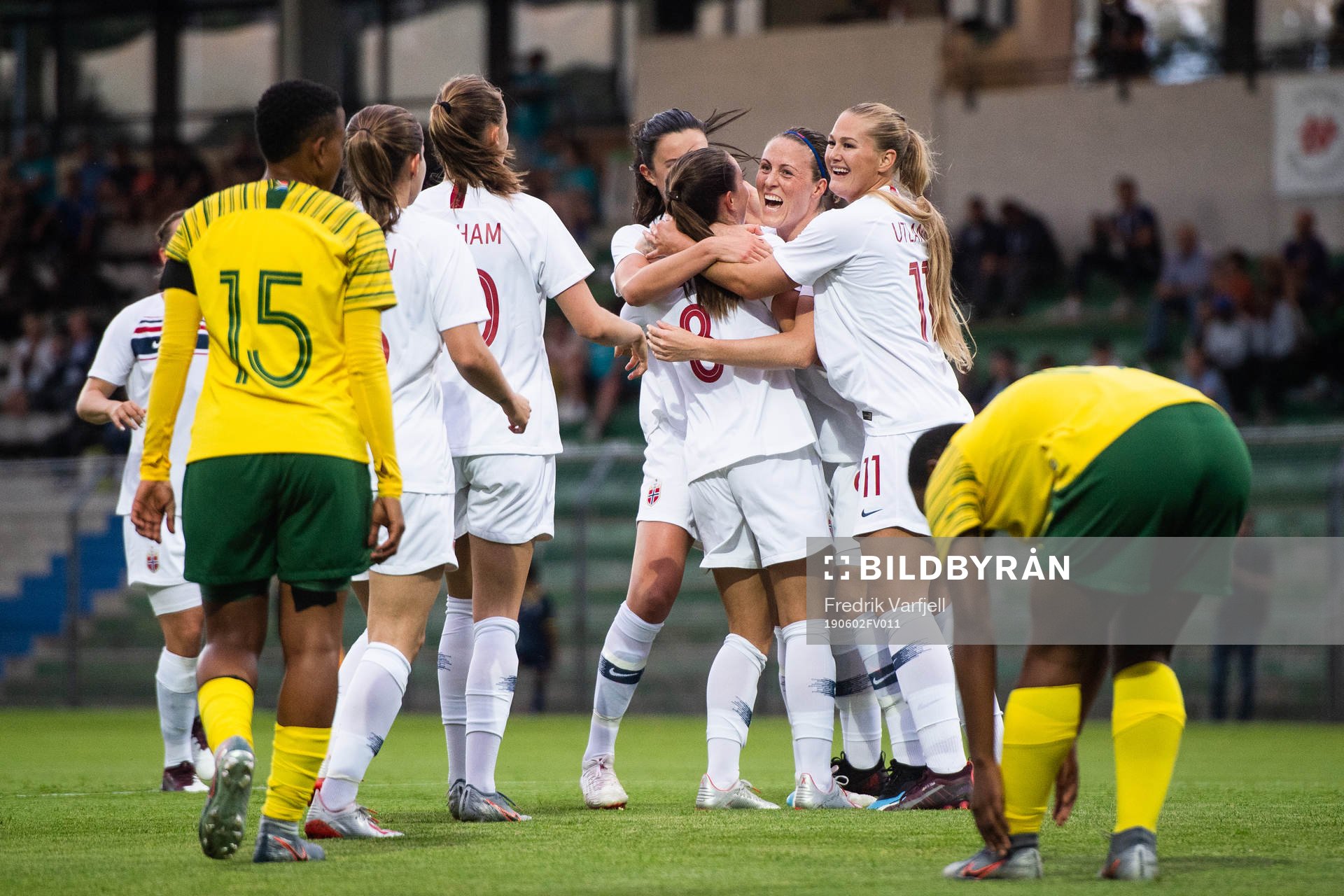 Vilde Bøe Risa celebrate wiith team mates