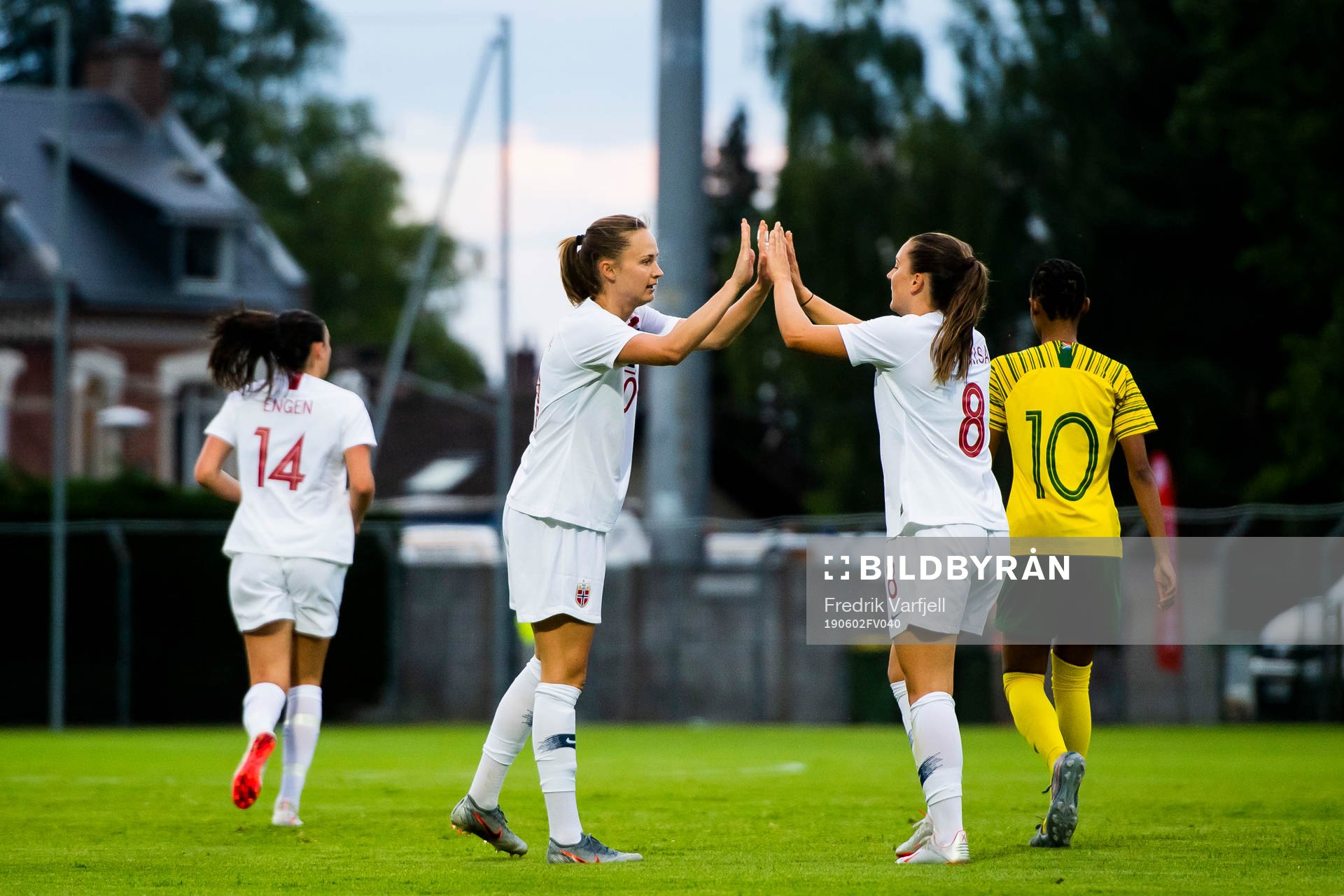 Caroline Graham Hansen and Vilde Bøe Risa celebrate the