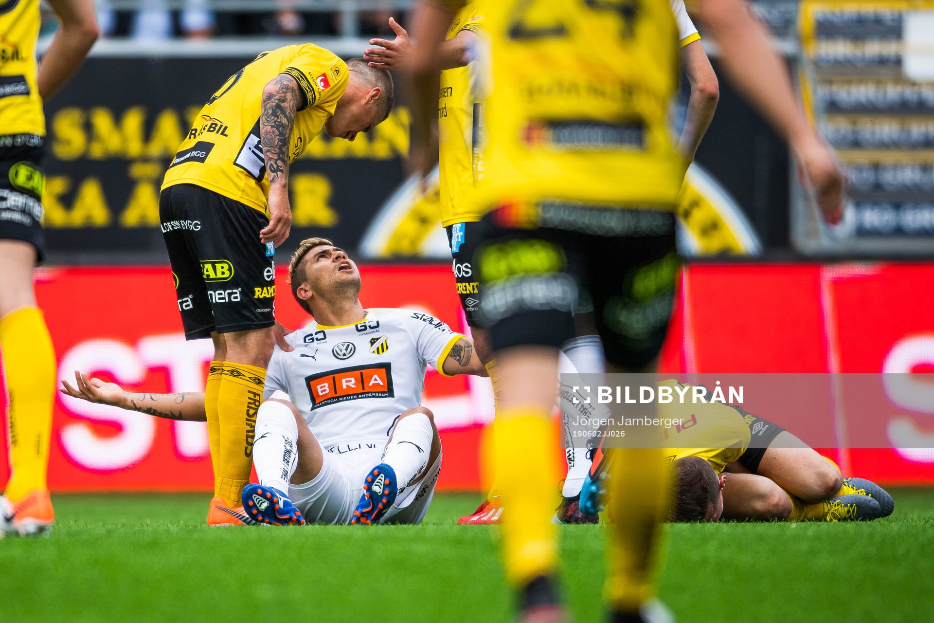 Häckens Paulinho slår ut med armarna medan Elfsborgs Jon