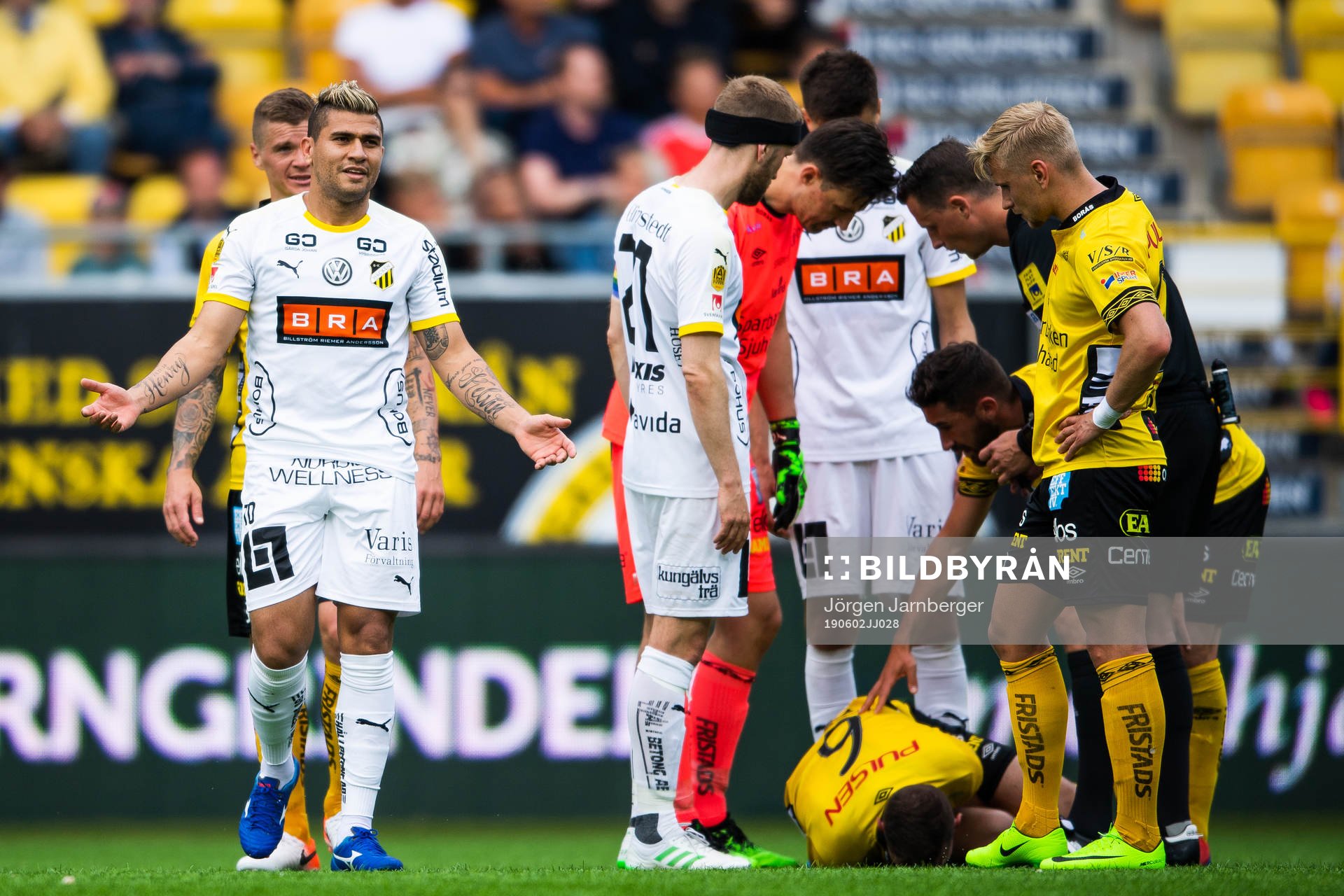 Häckens Paulinho slår ut med armarna medan Elfsborgs Jon