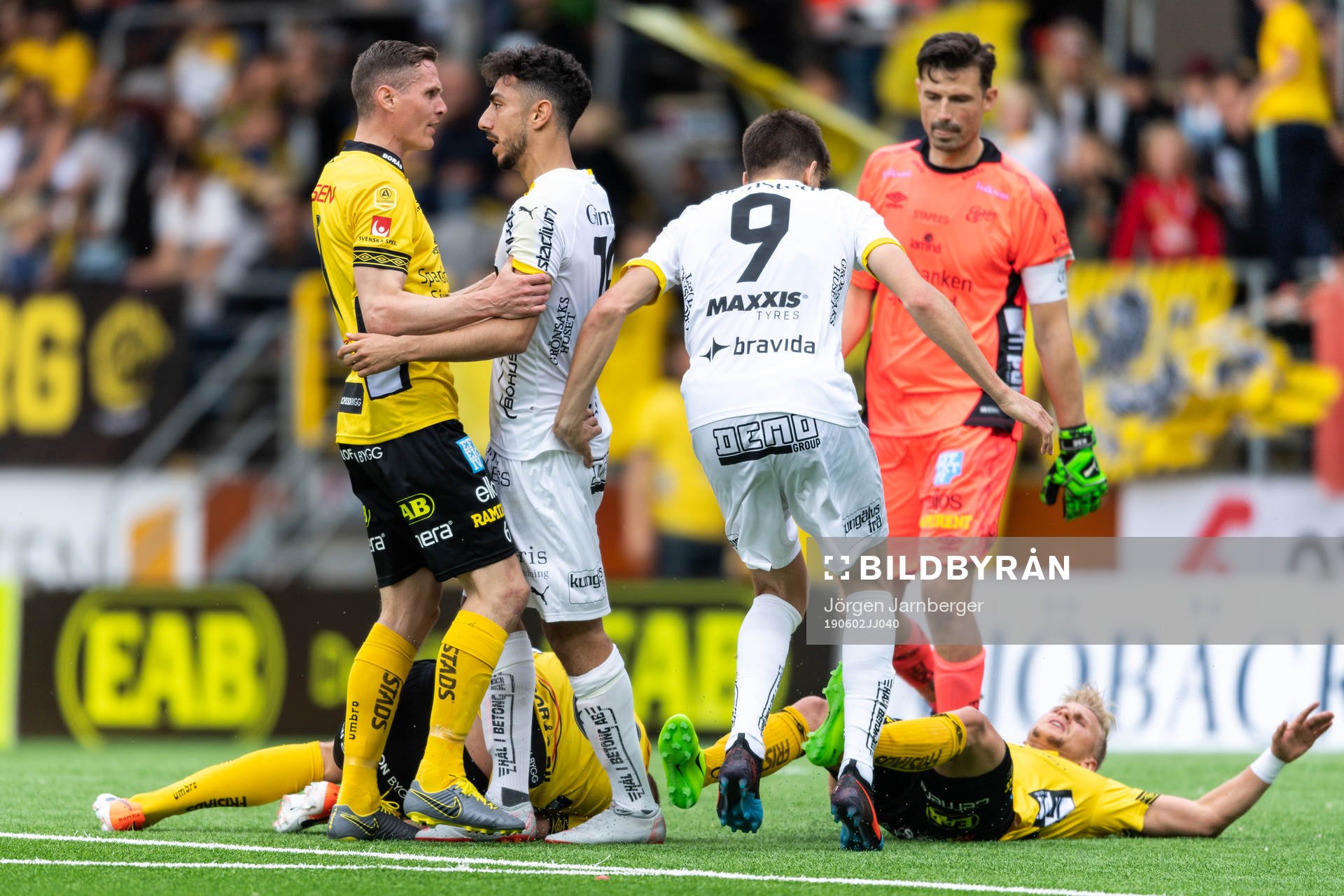 Irriterat mellan Elfsborgs Jon Jönsson och Simon Strand