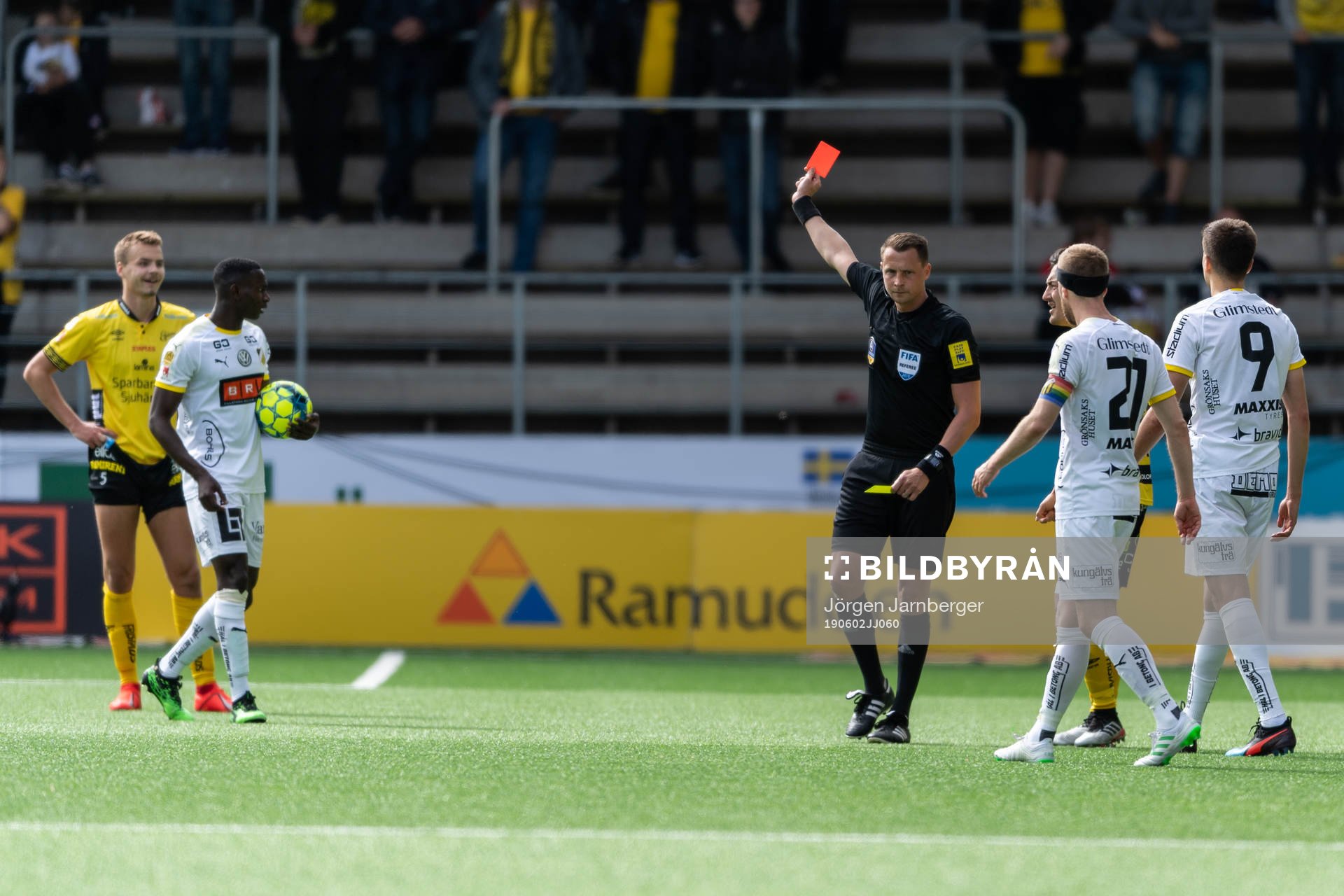Domare Andreas Ekberg ger Elfsborgs Gustav Henriksson rött