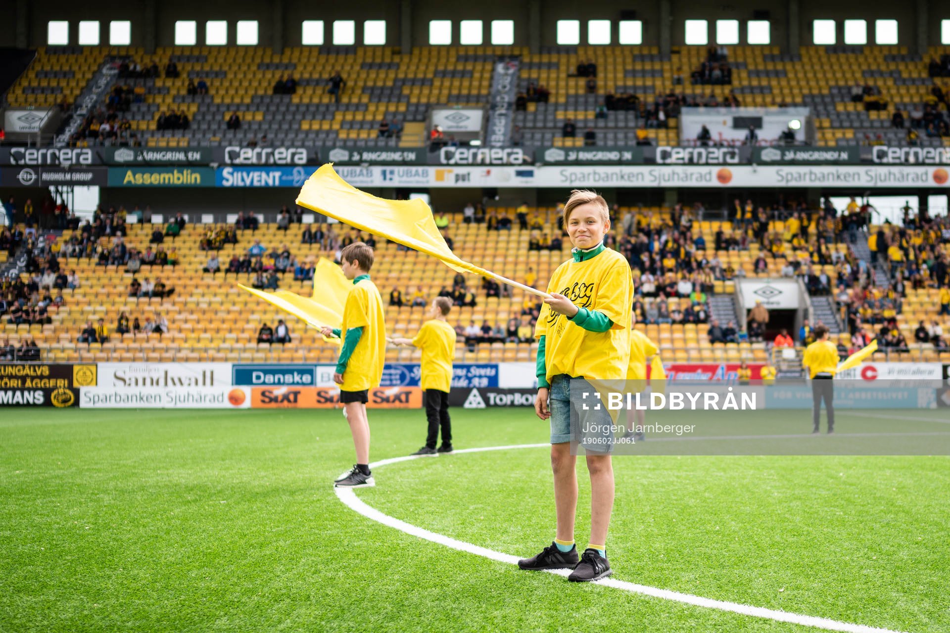 Ungdomar med fanor