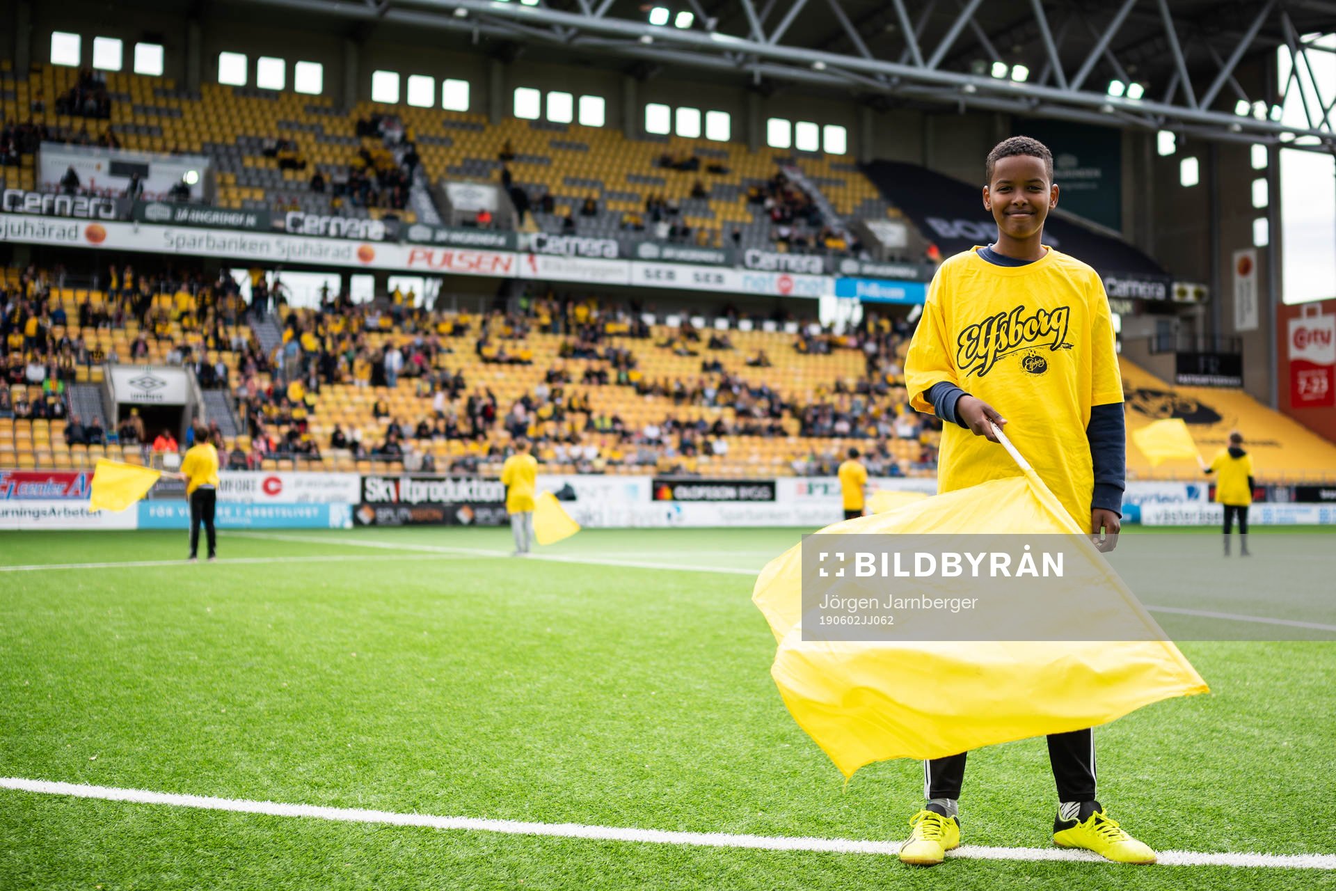 Ungdomar med fanor