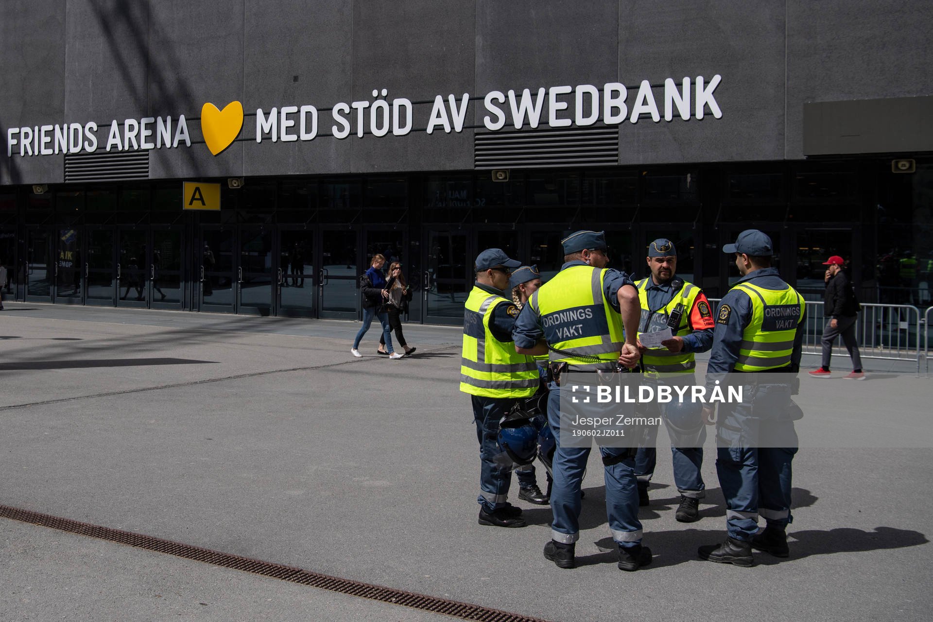 Ordningsvakter utanför Friend Arena
