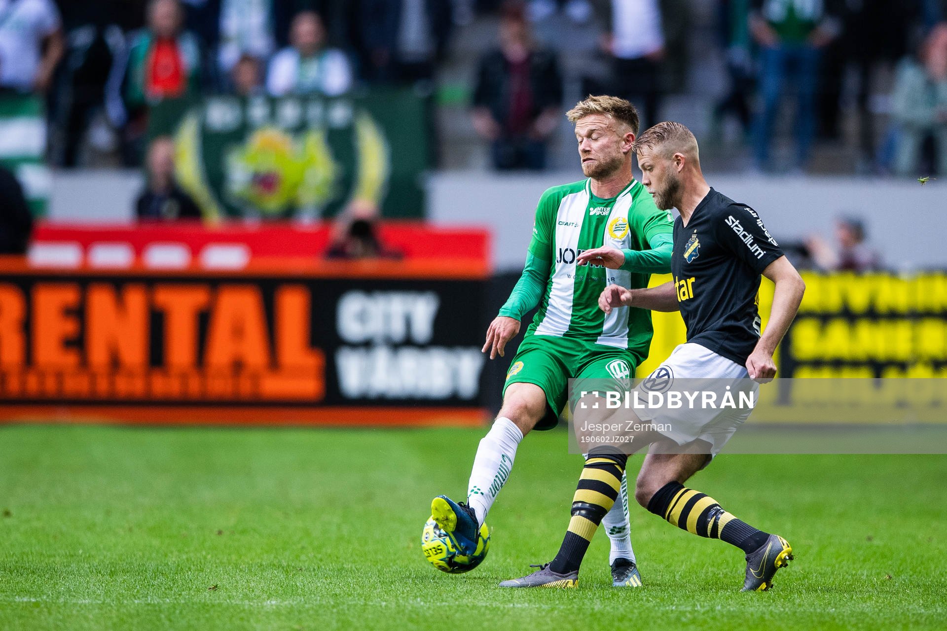 s Daniel Sundgren i kamp om bollen