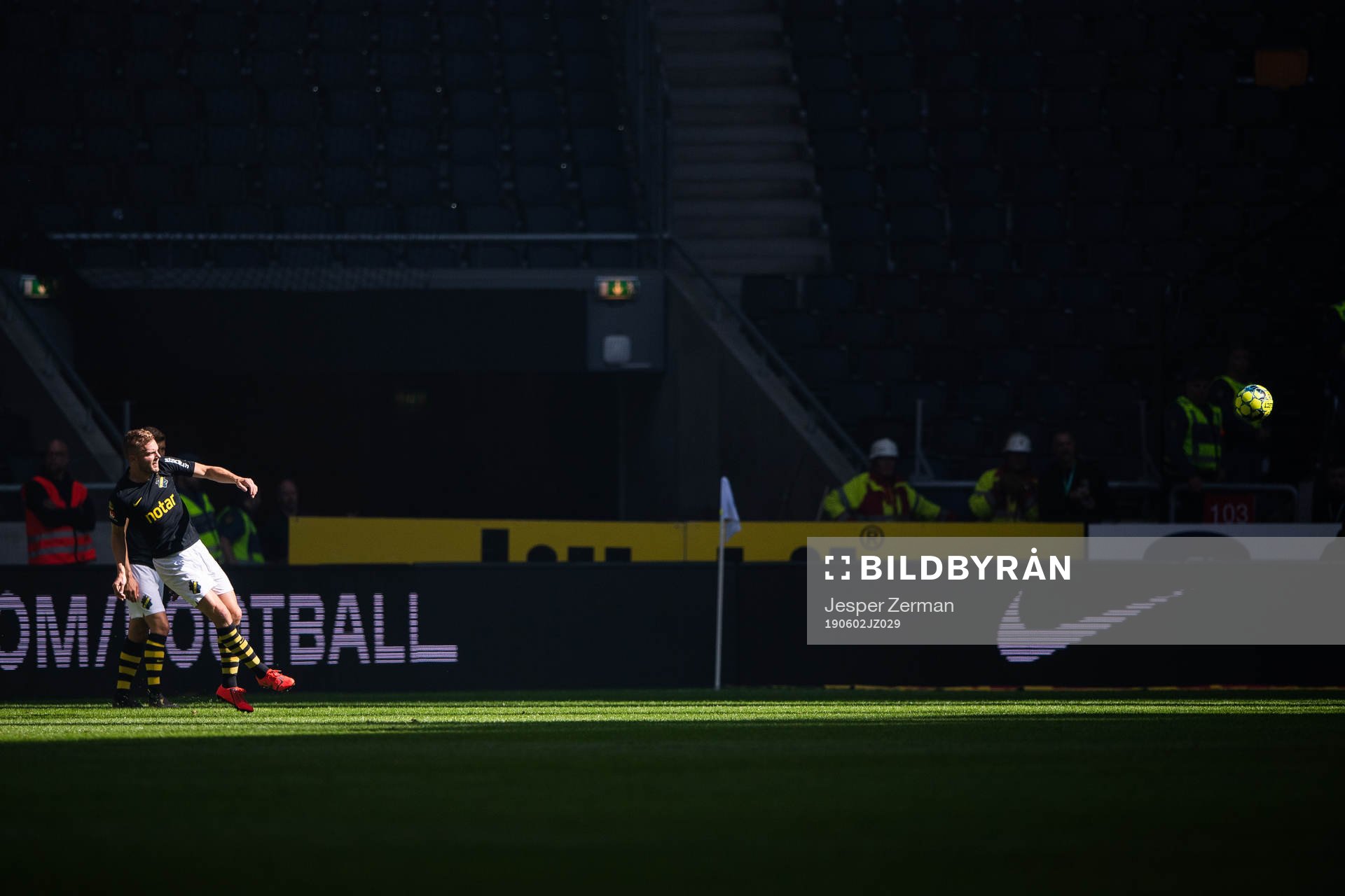 s Sebastian Larsson slår en frispark