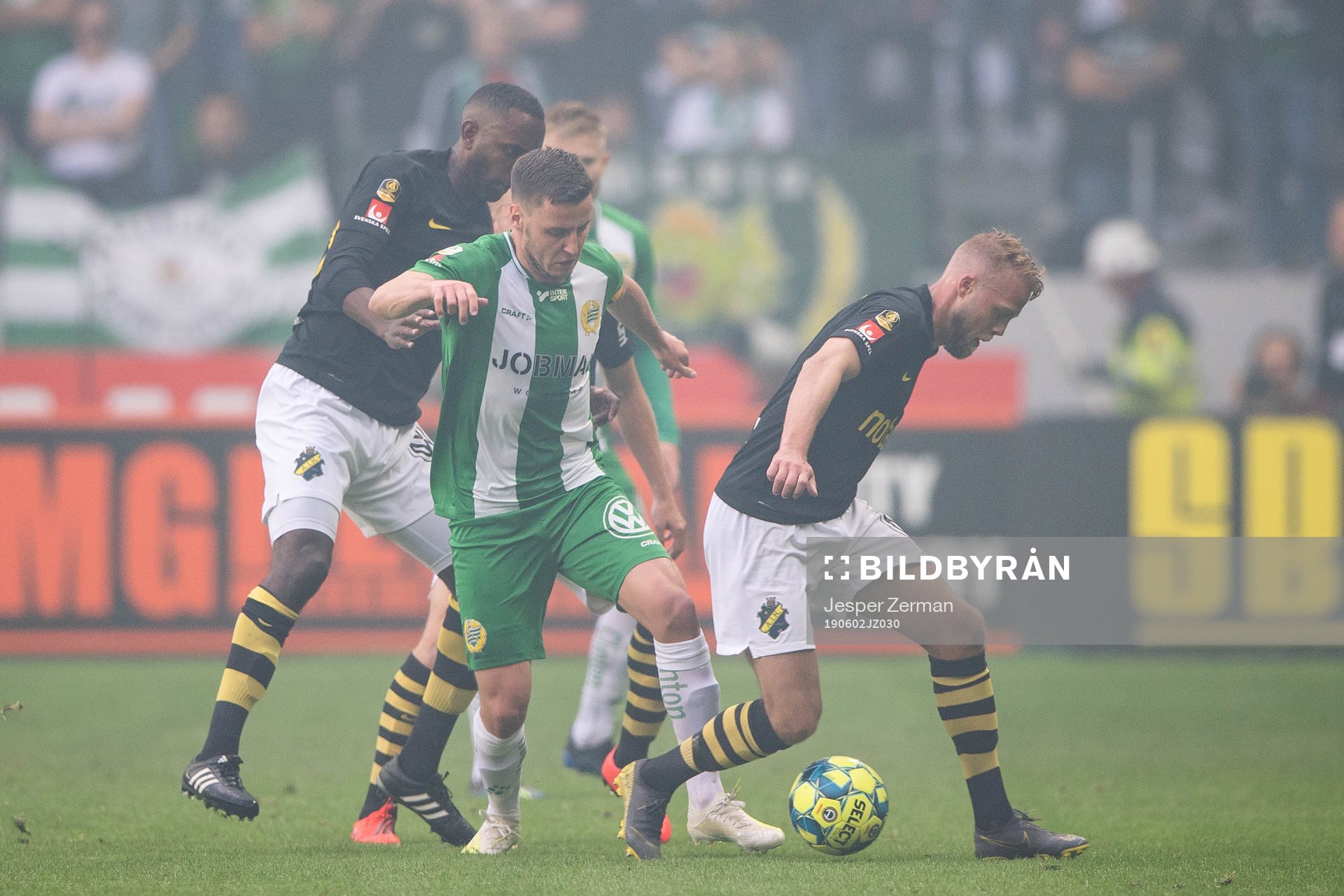 Hammarbys Jeppe Andersen i kamp med AIK:s Henok Goitom och Daniel Sundgren under fotbollsmatchen i Allsvenskan mellan AIK och Hammarby den 2 juni 2019 i Stockholm.