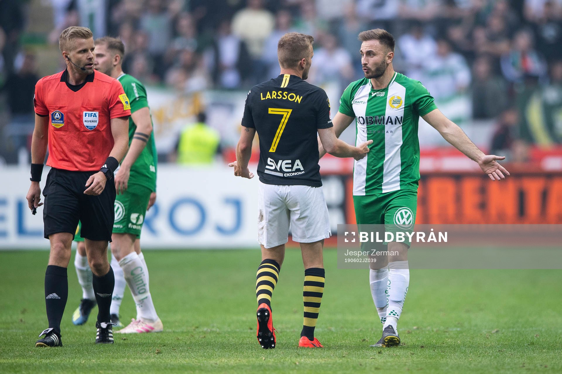 AIK:s Sebastian Larsson och Hammarbys Muamer Tankovic i en diskussion under fotbollsmatchen i Allsvenskan mellan AIK och Hammarby den 2 juni 2019 i Stockholm.