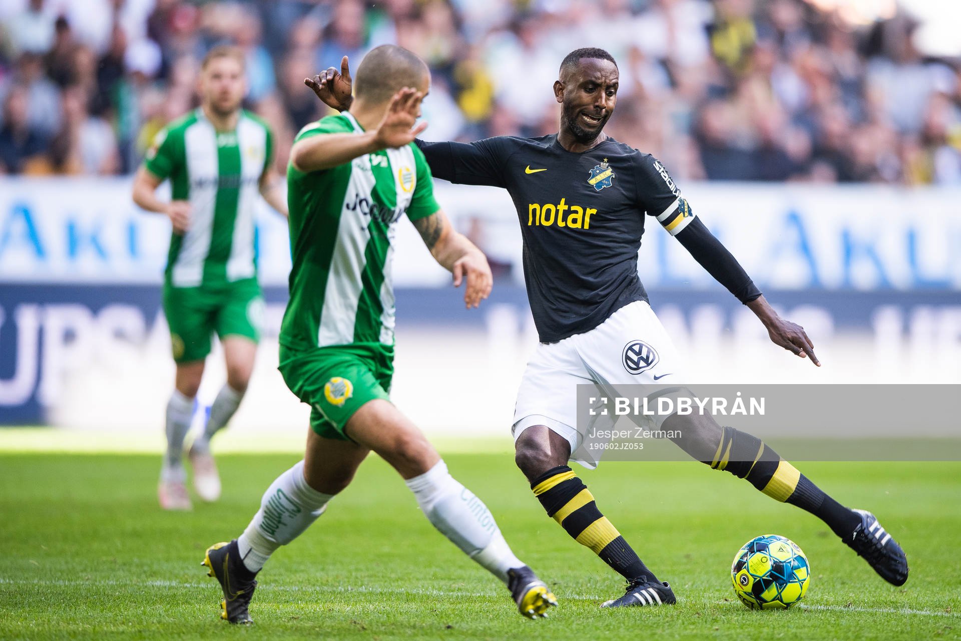 AIK:s Henok Goitom  skjuter under fotbollsmatchen i Allsvenskan mellan AIK och Hammarby den 2 juni 2019 i Stockholm.