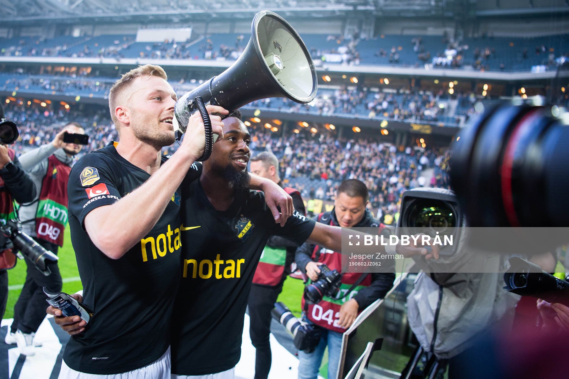 s Sebastian Larsson jublar