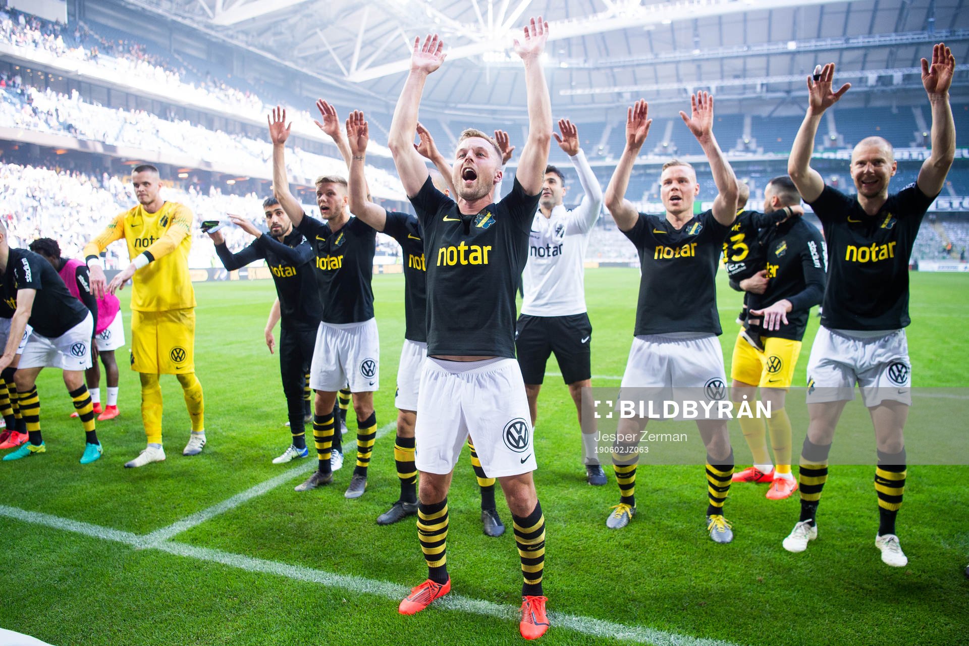 AIK:s Sebastian Larsson jublar efter fotbollsmatchen i Allsvenskan mellan AIK och Hammarby den 2 juni 2019 i Stockholm.