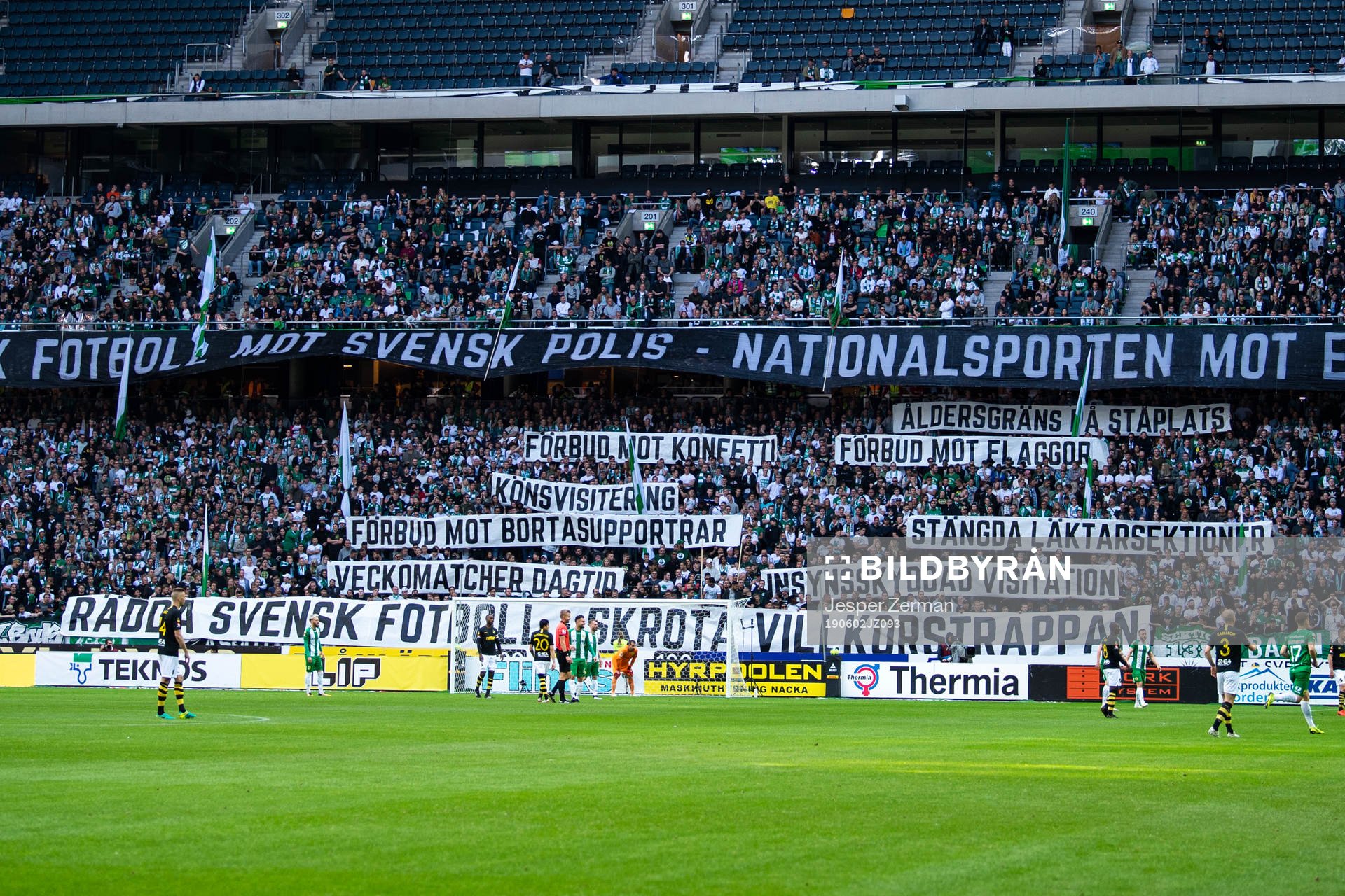 Hammarbys supportrar håller upp banderoller
