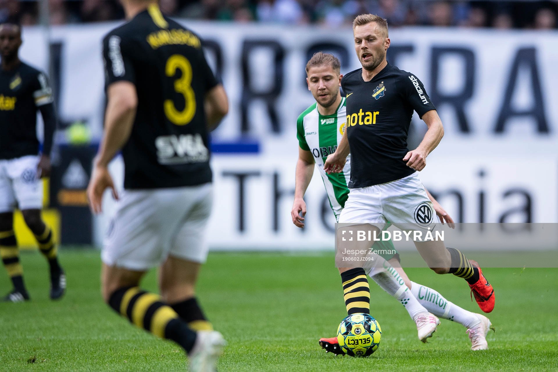 s Sebastian Larsson och Hammarbys Darijan Bojanic