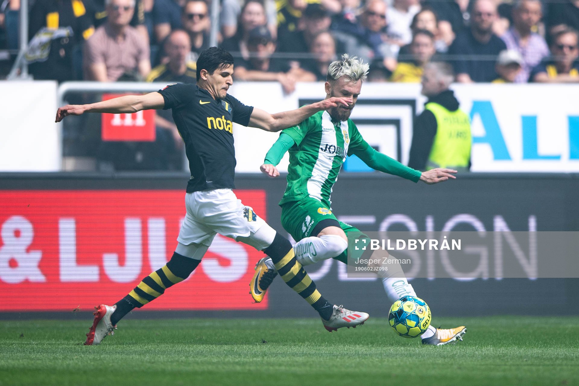 s Tarik Elyounoussi och Hammarbys Simon Sandberg