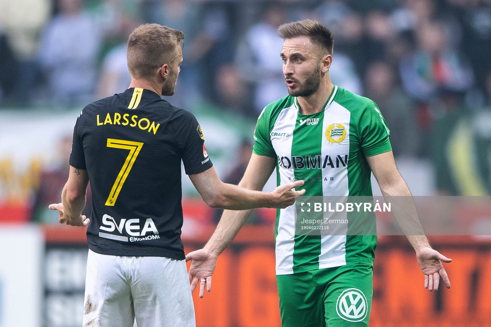 s Sebastian Larsson och Hammarbys Muamer Tankovic diskuterar