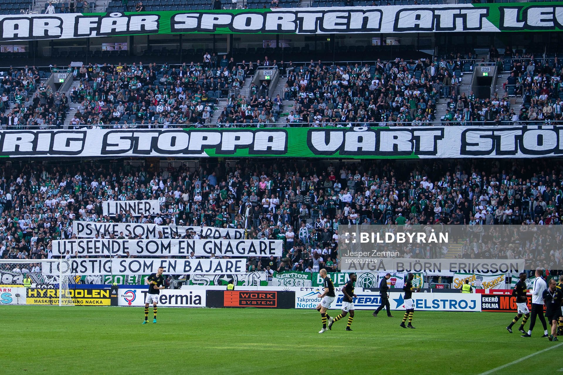 Hammarbys supportrar håller upp banderoller