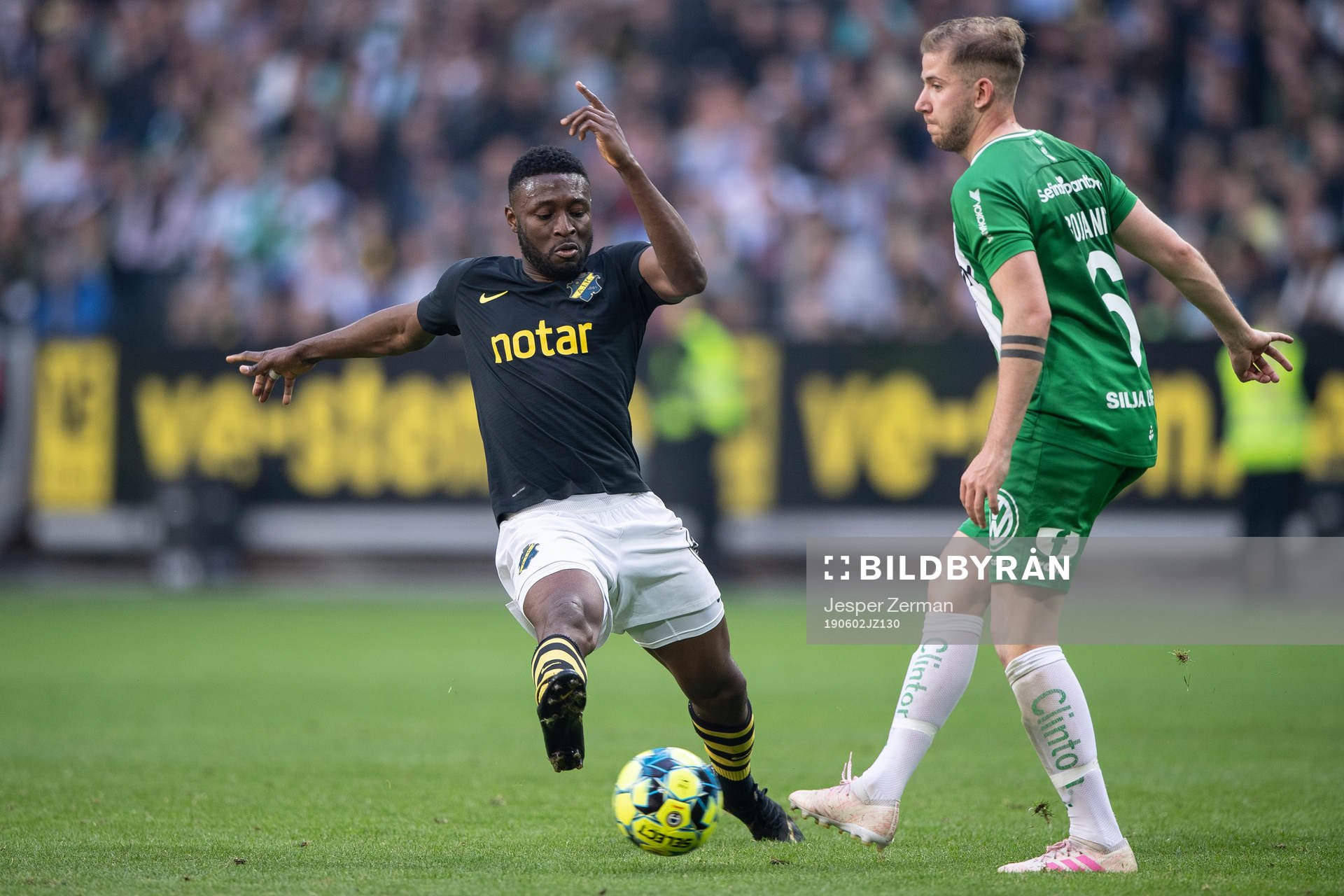 s Chinedu Obasi och Hammarbys Darijan Bojanic