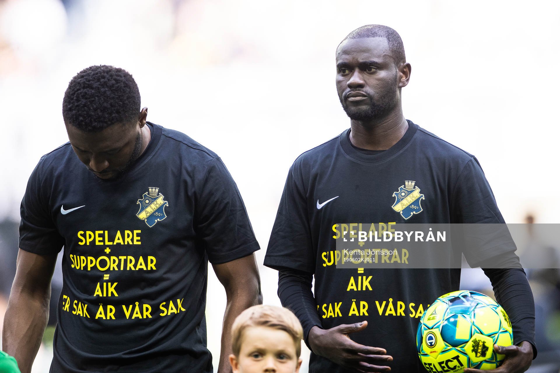 s Enoch Kofi Adu med en t-shirt med texten Spelare +