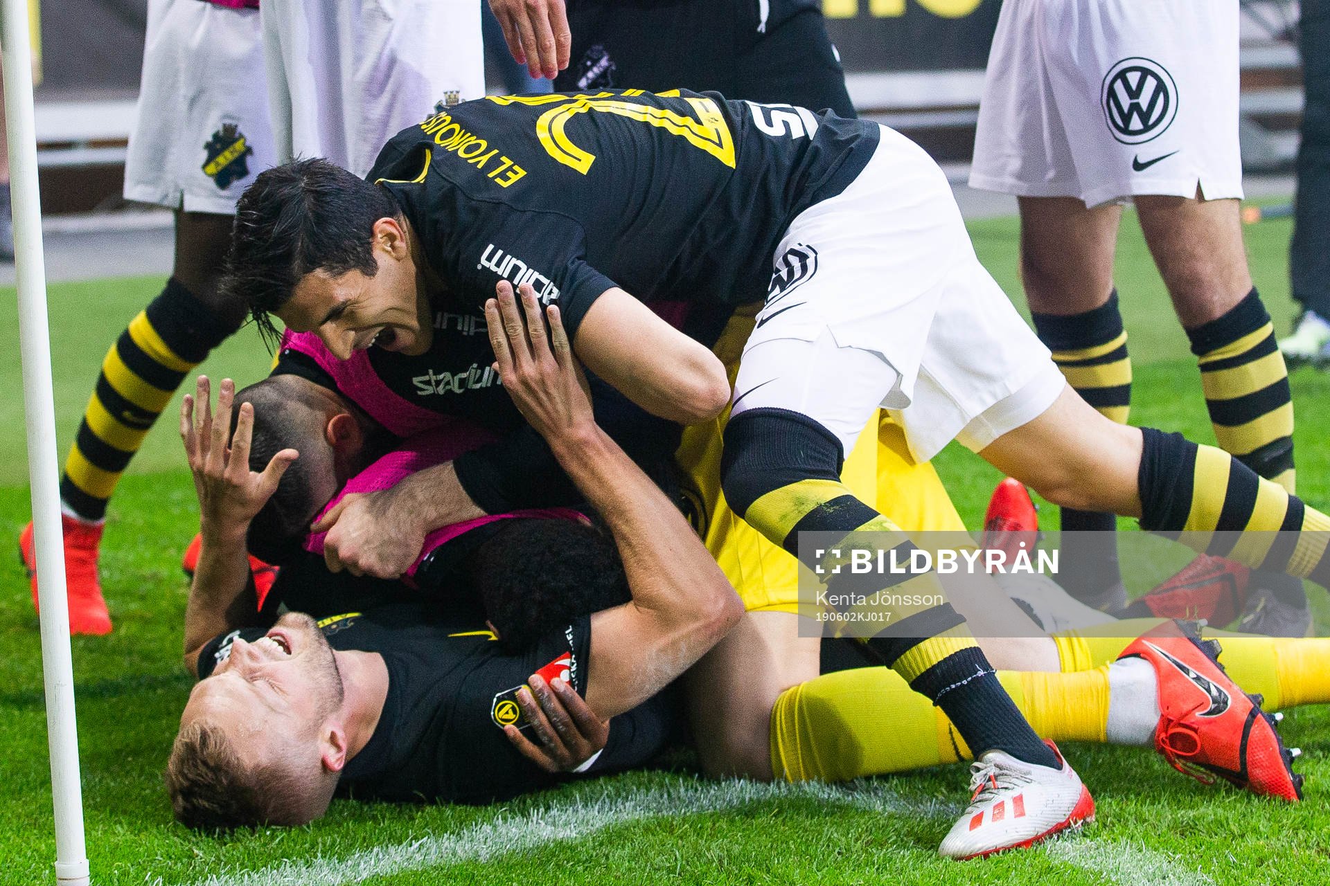 s Sebastian Larsson jublar med jublar med Heradi Rashidi