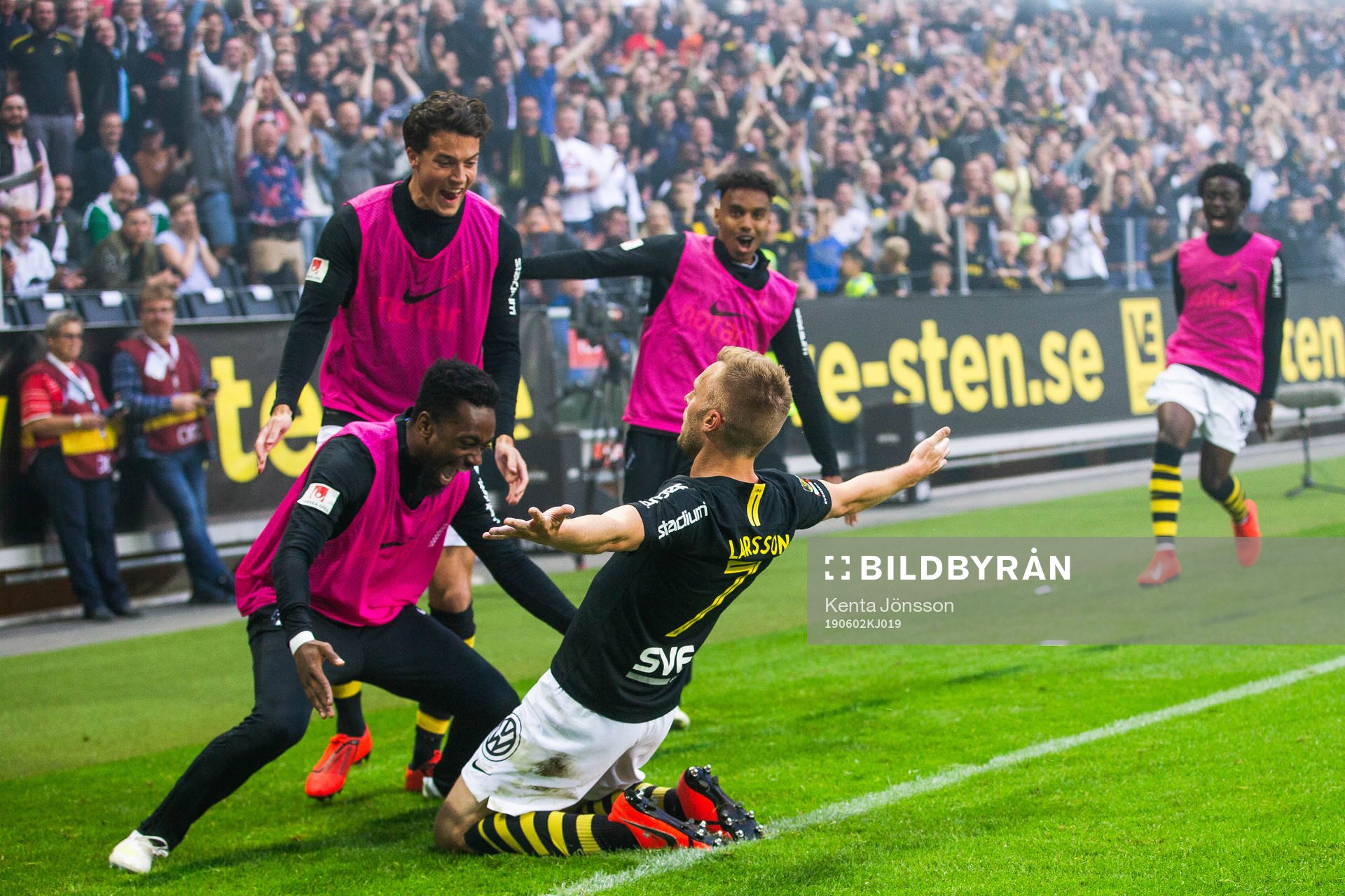 s Sebastian Larsson jublar med  Heradi Rashidi, Magnar