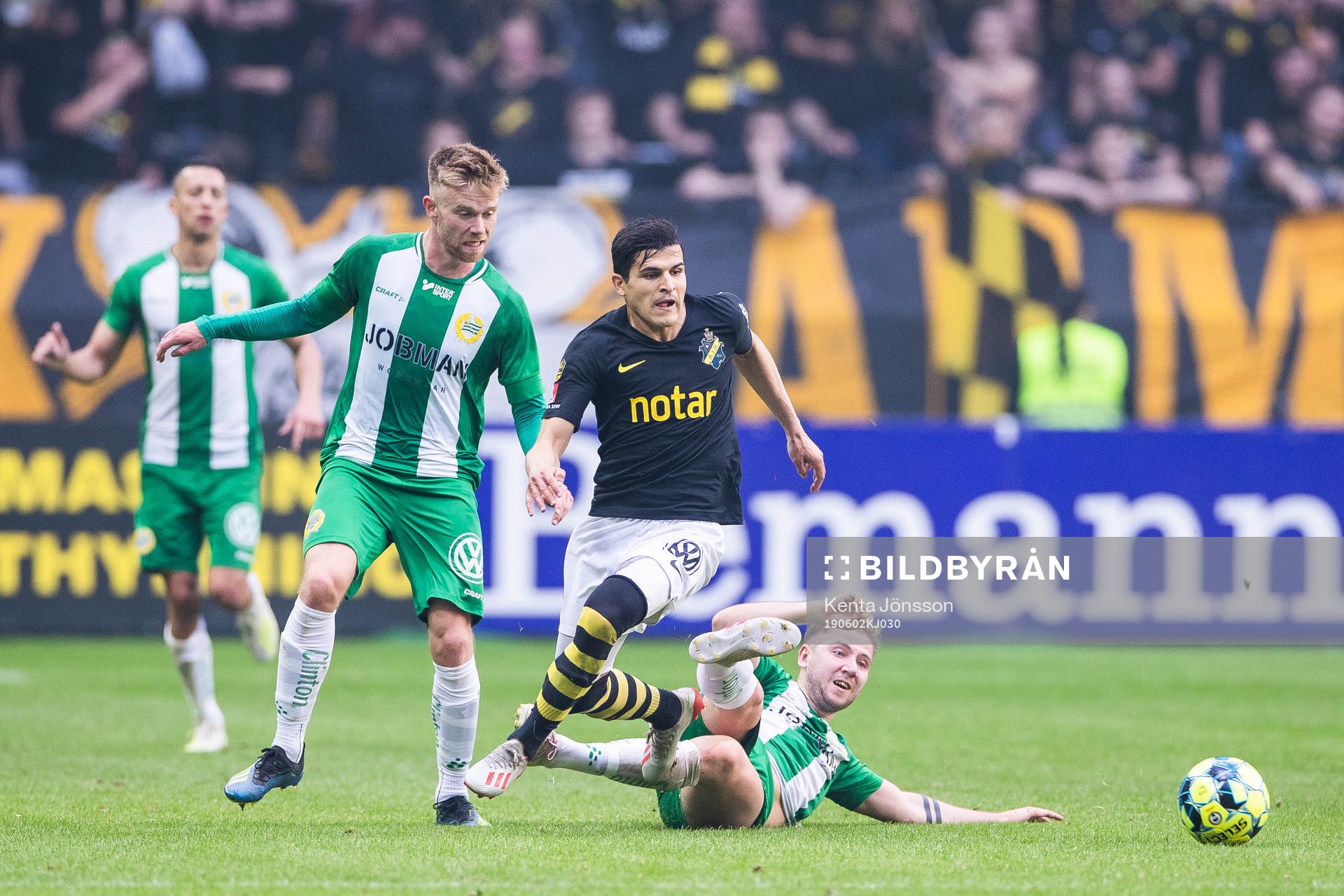 s Tarik Elyounoussi glidtacklas av Hammarbys Darijan Bojanic
