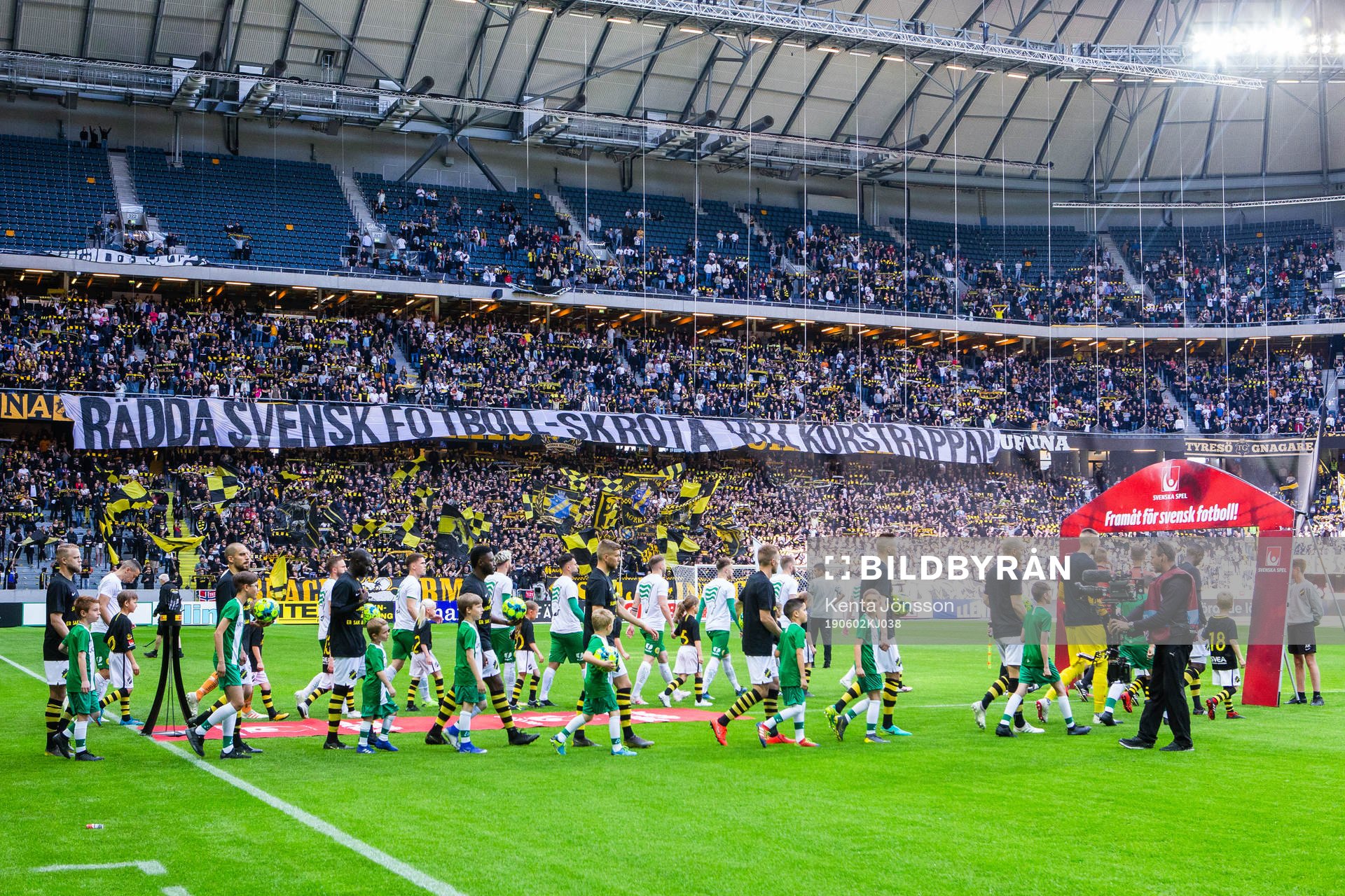 s supportrar med banderoller när spelarna går in på plan