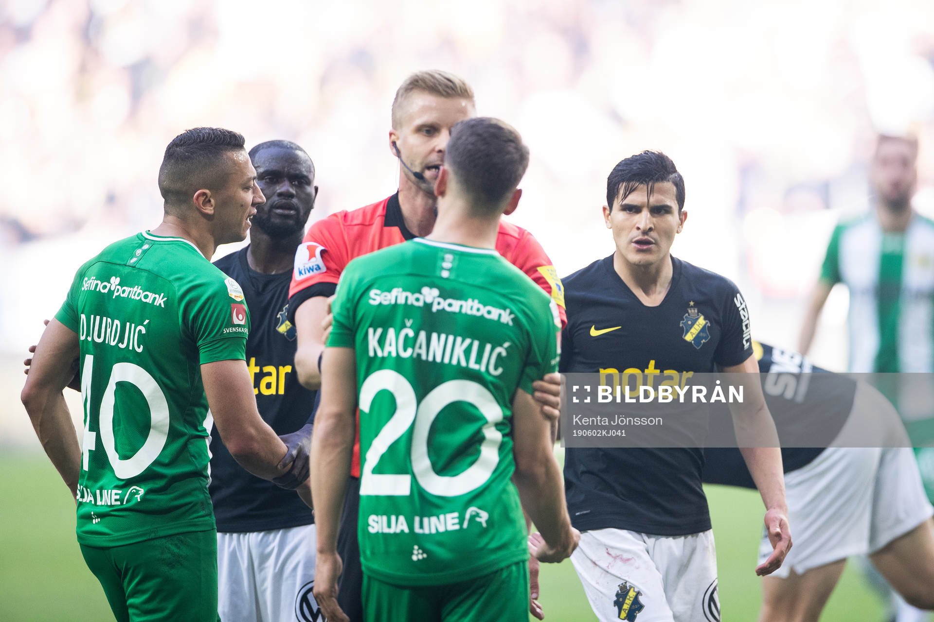 Domare Glenn Nyberg vid en situation med Hammarbys Nikola