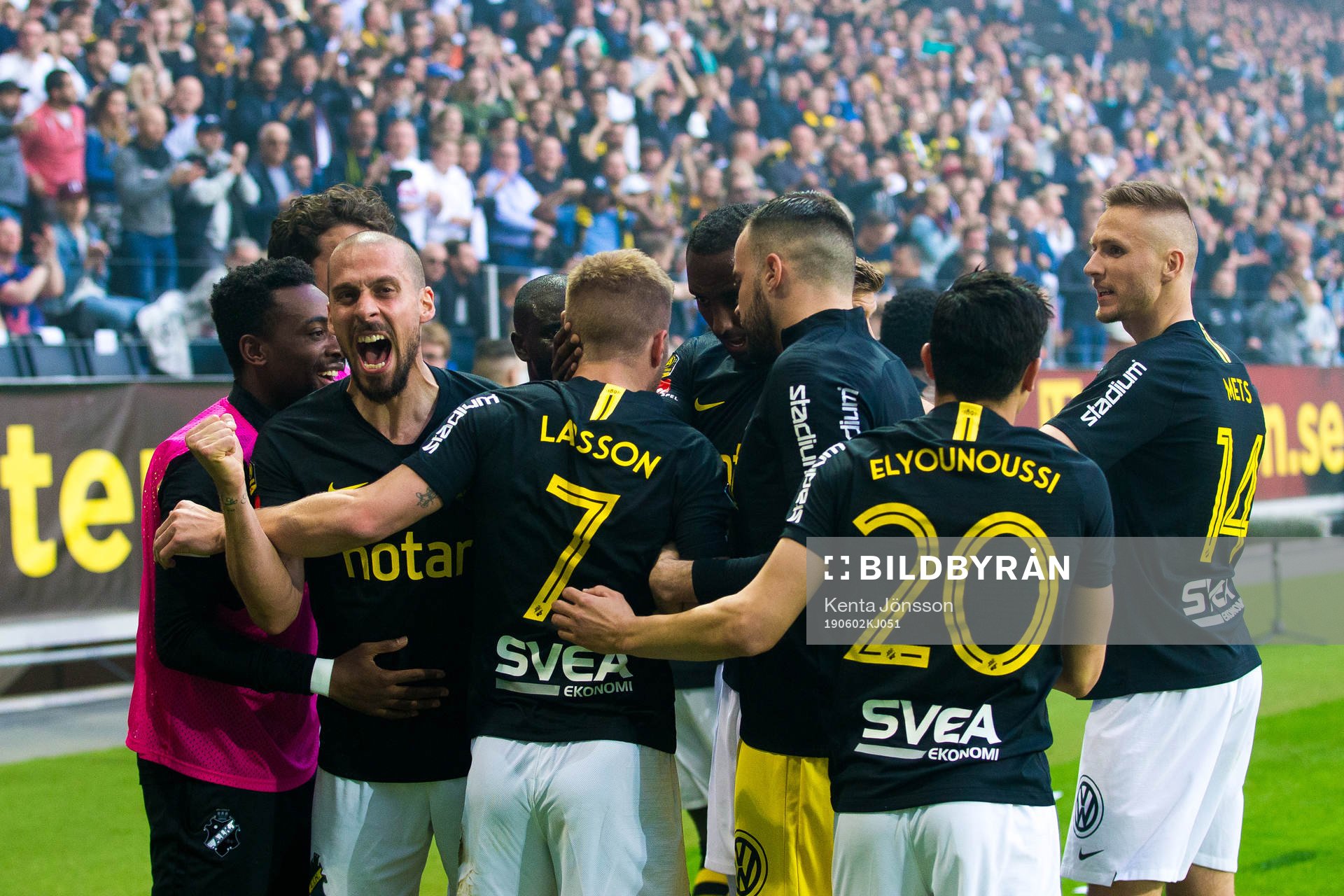s Panajotis Dimitriadis jublar med Sebastian Larsson