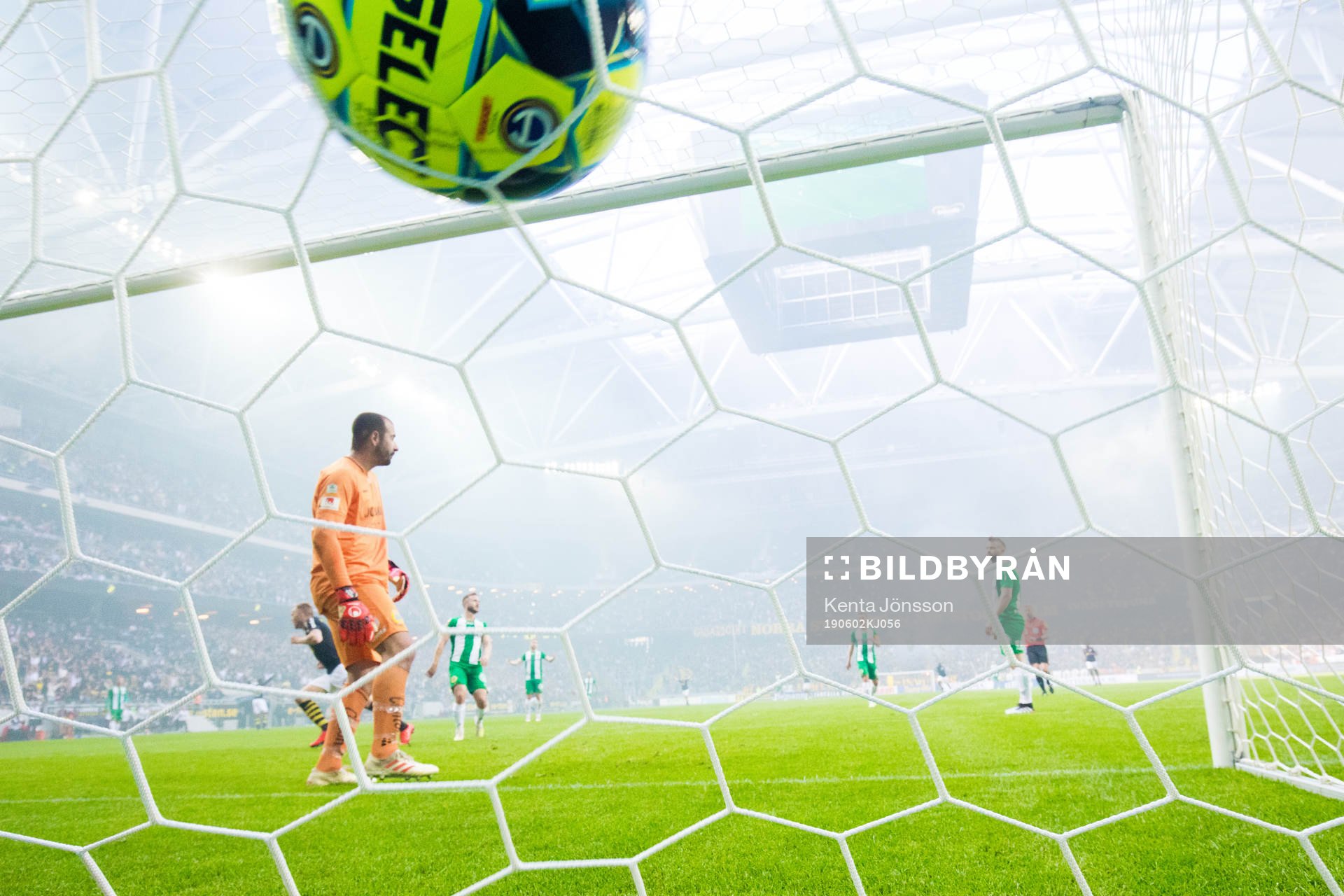 s Sebastian Larsson gör 2-0 Hammarbys målvakt Gianluca