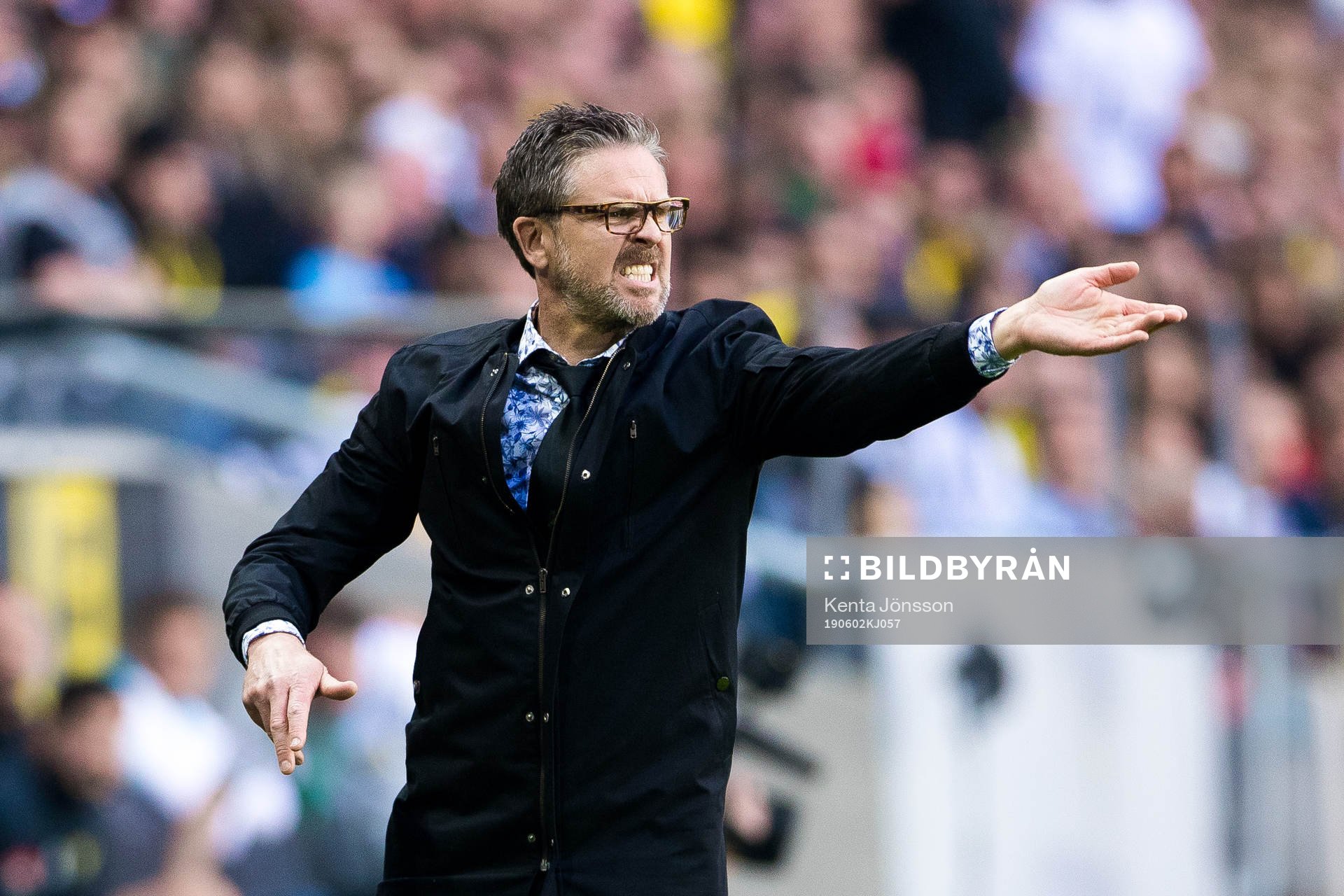 s tränare Rikard Norling reagerar