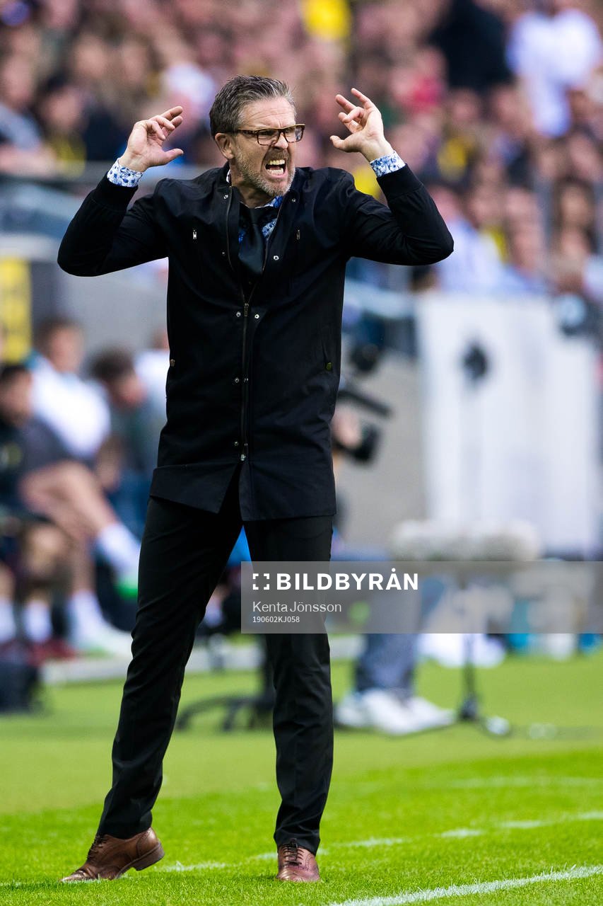 s tränare Rikard Norling reagerar