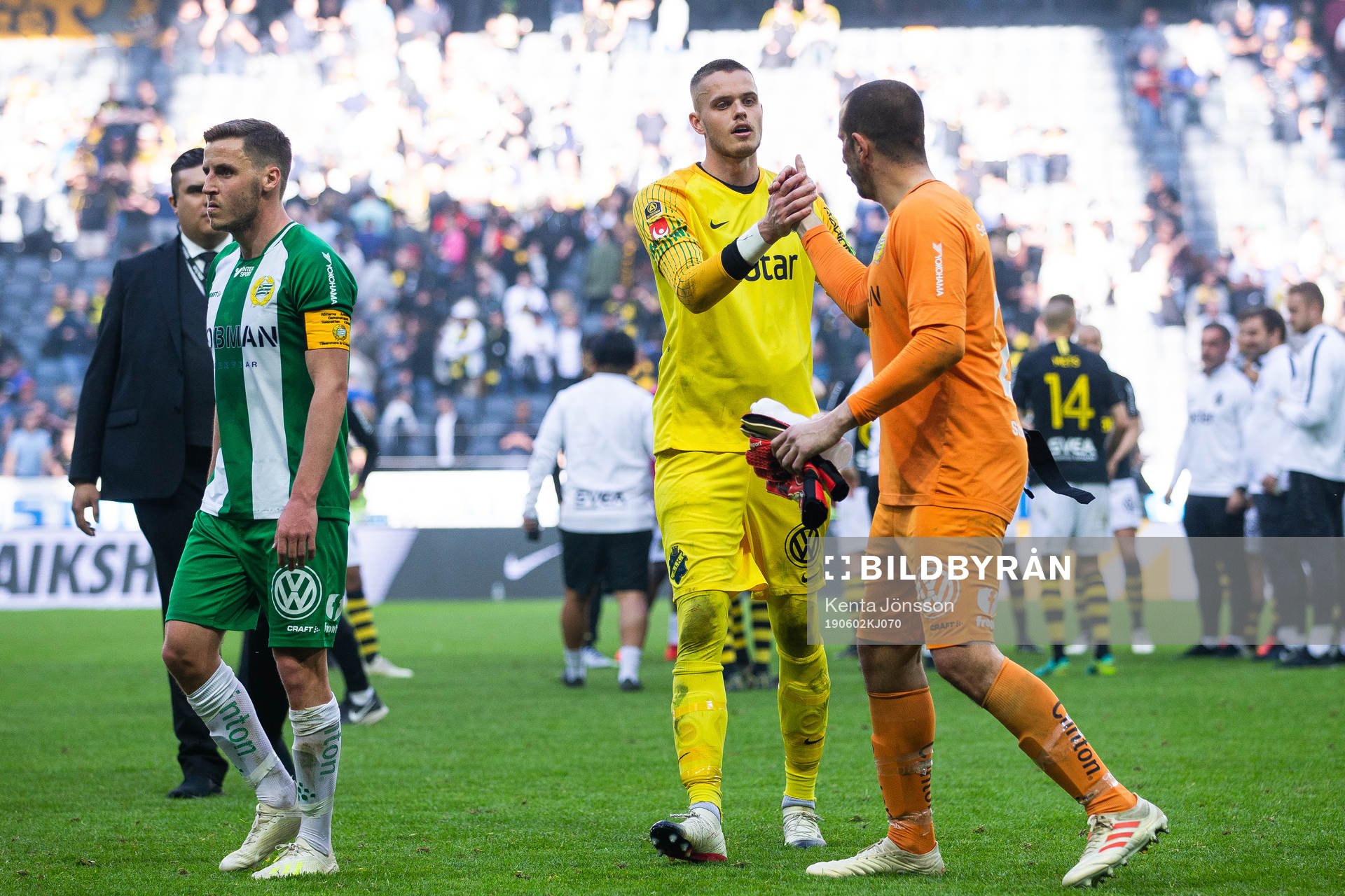 s Kmålvakt Oscar Linnér tackar Hammarbys målvakt