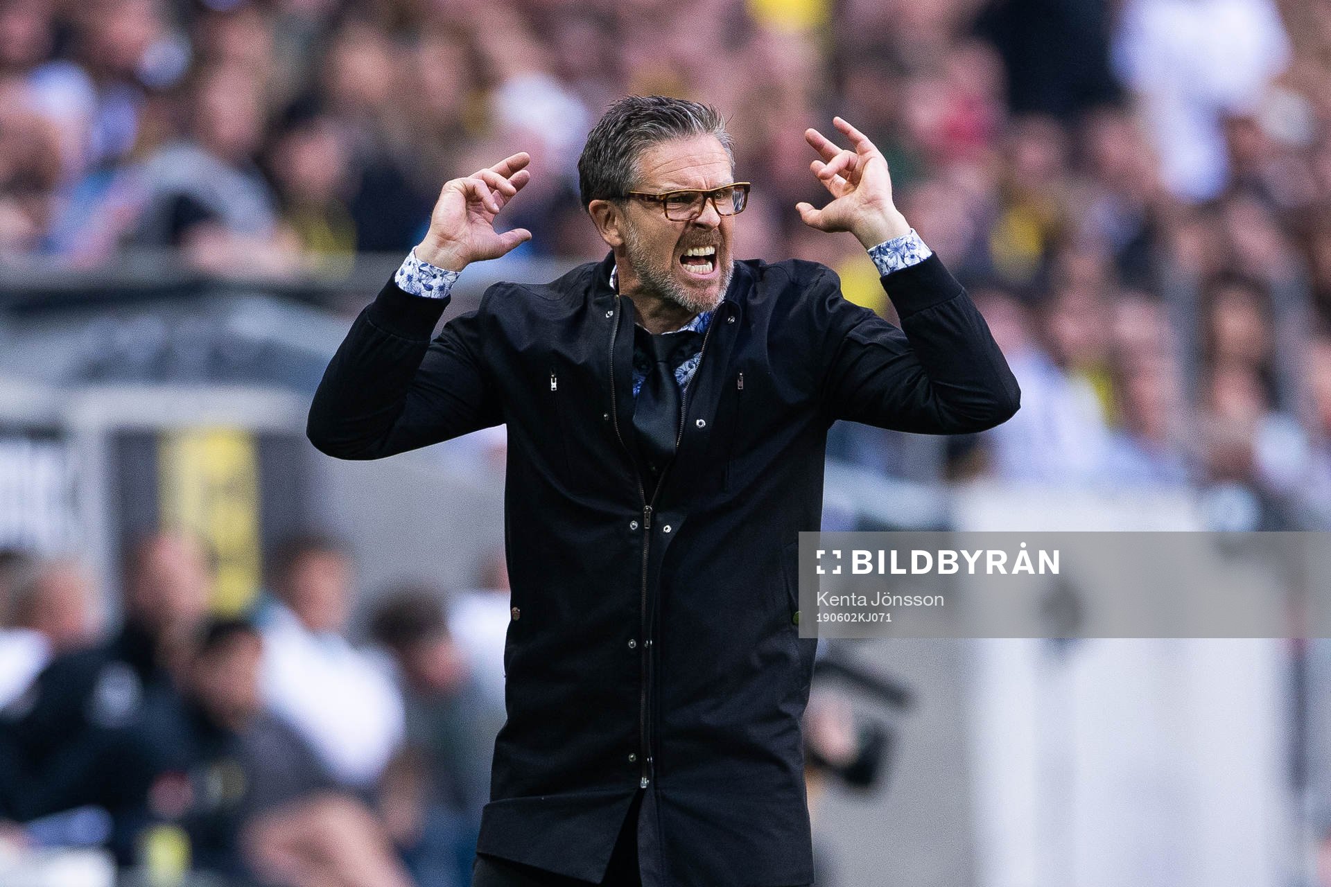 s tränare Rikard Norling reagerar