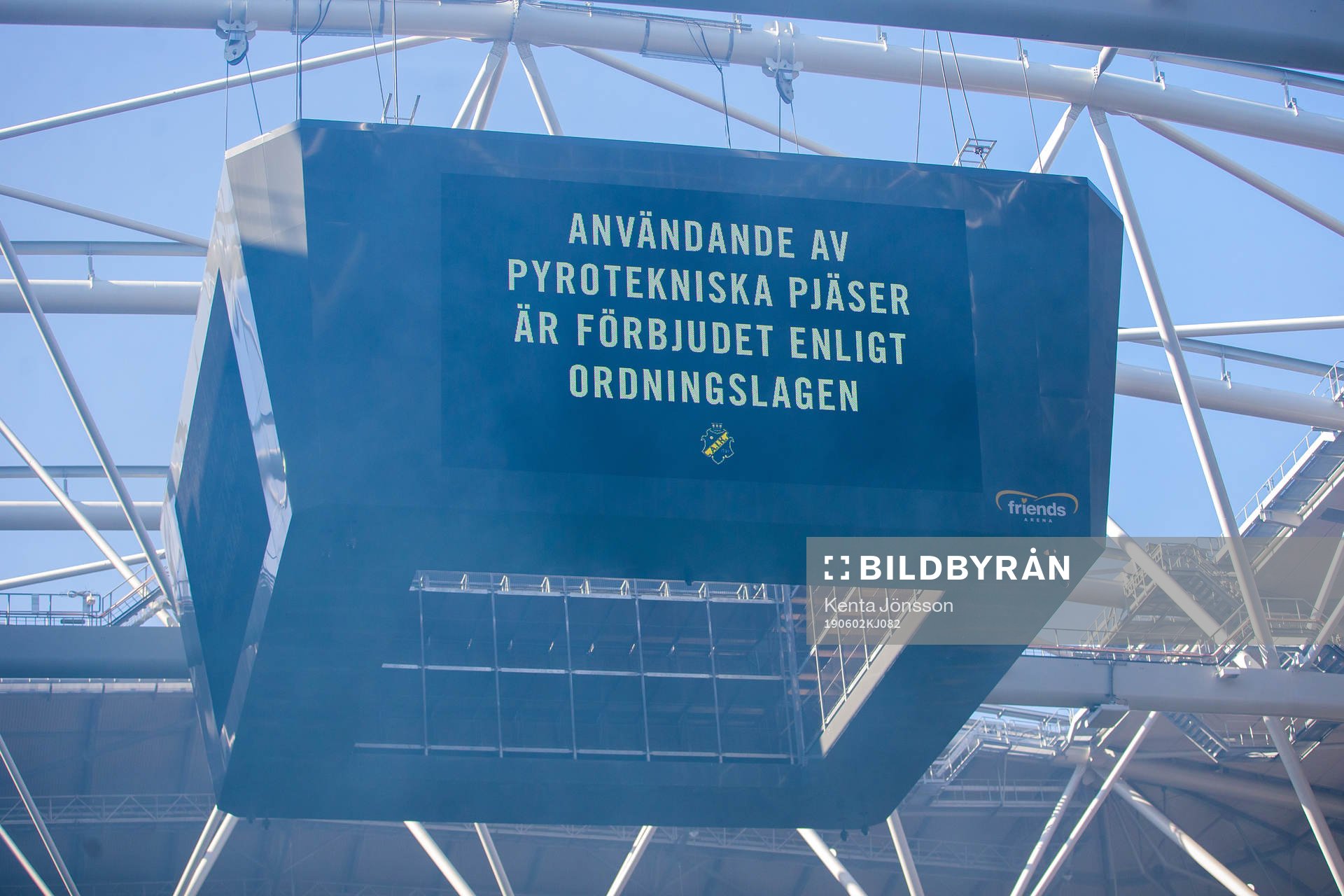 Jumbotronen visar text angående förbud mot pyroteknik