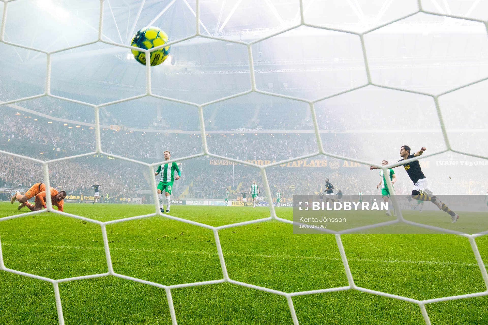s Sebastian Larsson gör 1-0