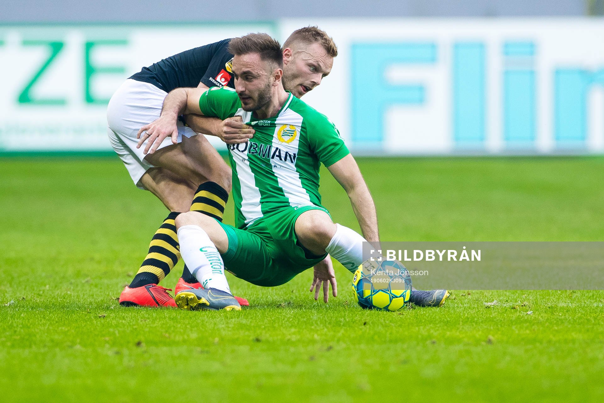 s Sebastian Larsson och Hammarbys Muamer Tankovic