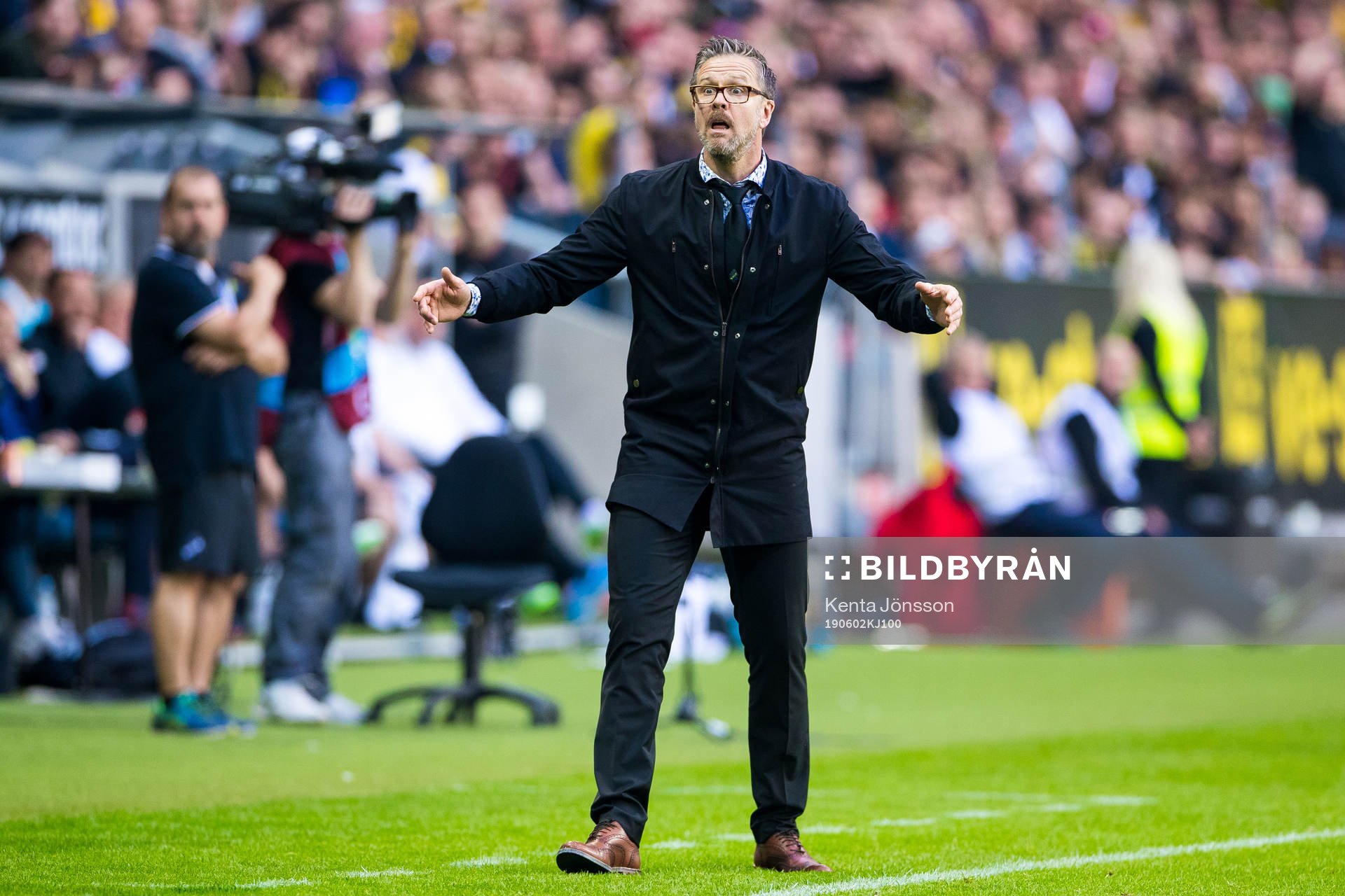 s tränare Rikard Norling reagerar