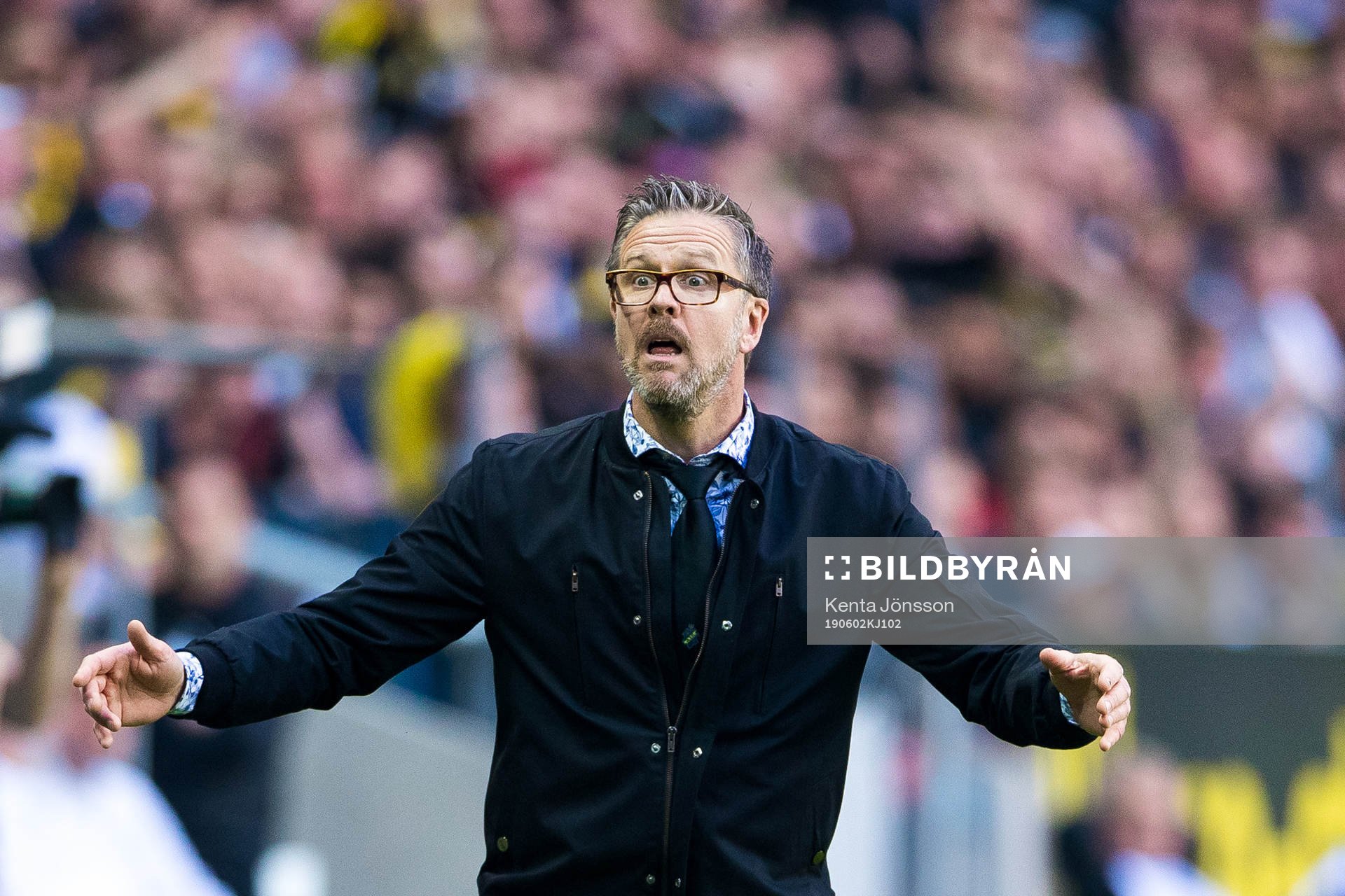 s tränare Rikard Norling reagerar