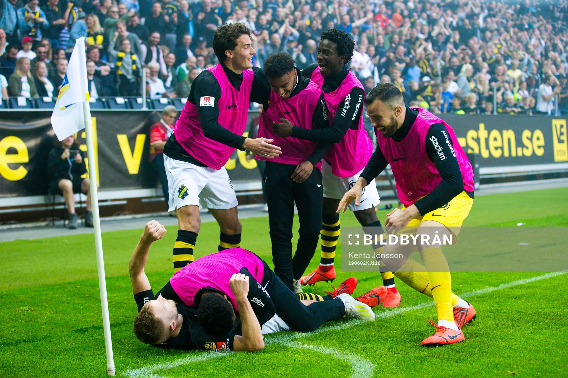 s Sebastian Larsson (liggande) jublar med Heradi Rashidi