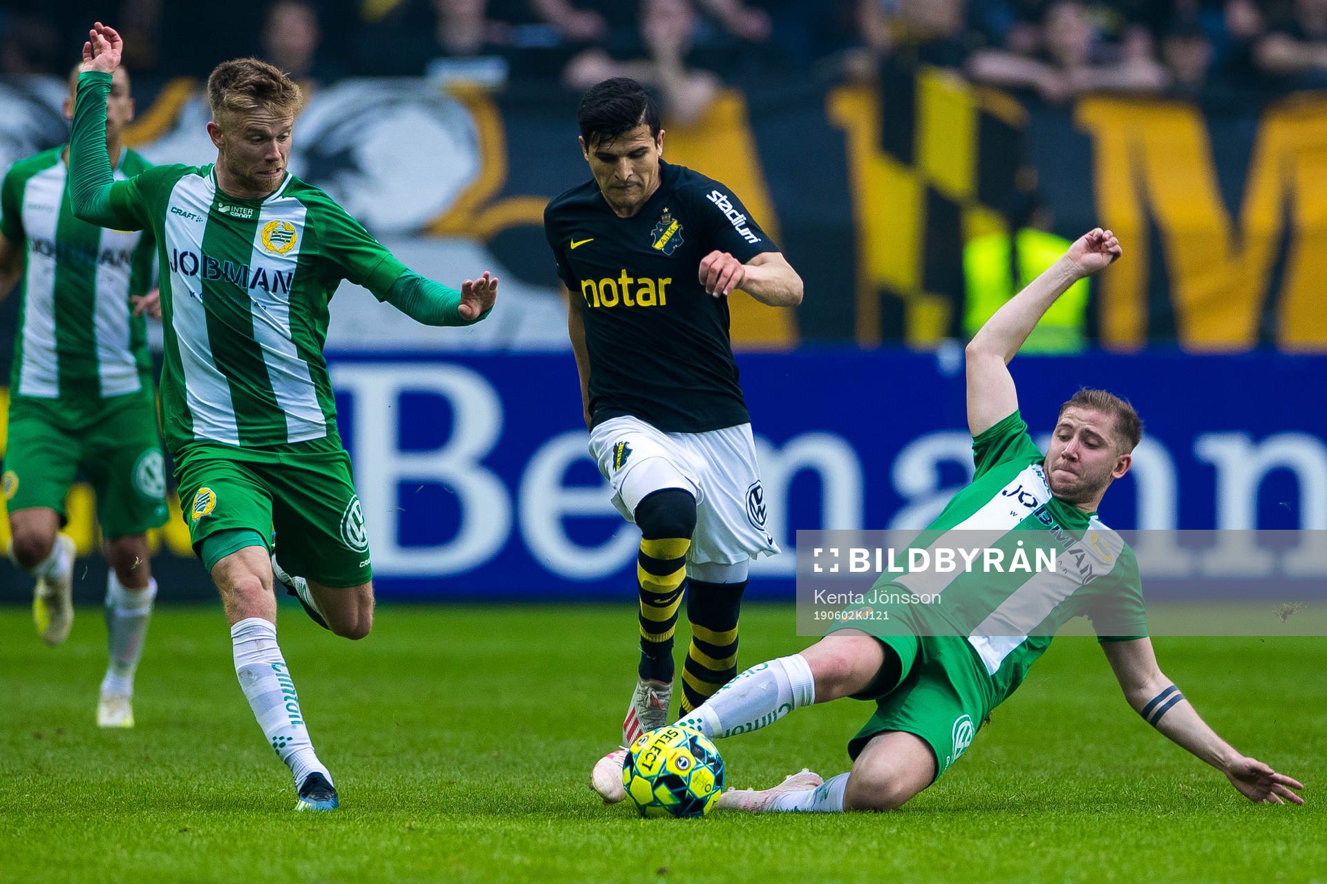 s Tarik Elyounoussi i kamp om bollen med Hammarbys Dennis