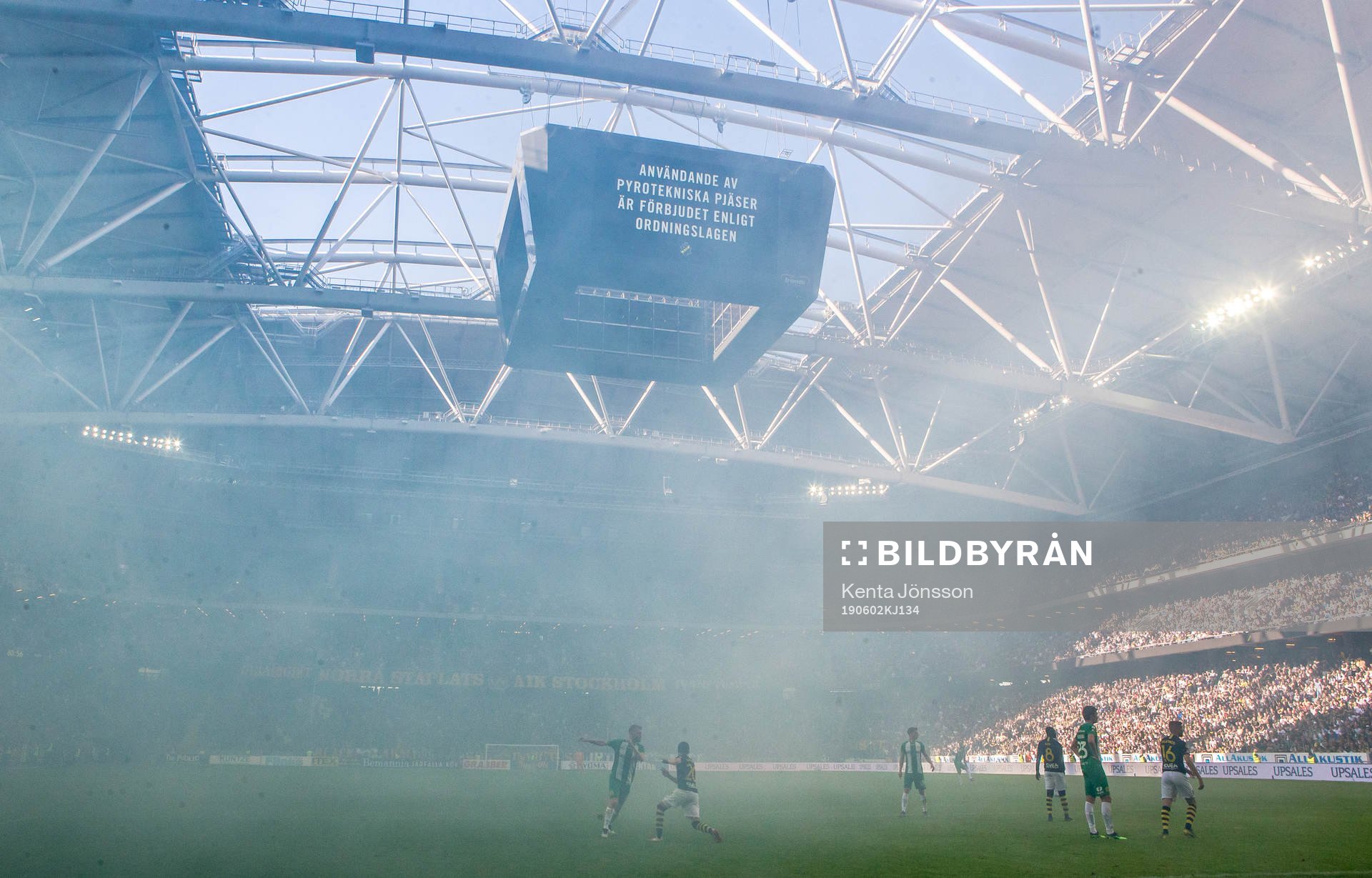 Vy över ett rökigt Friends Arena med jumbotronen som