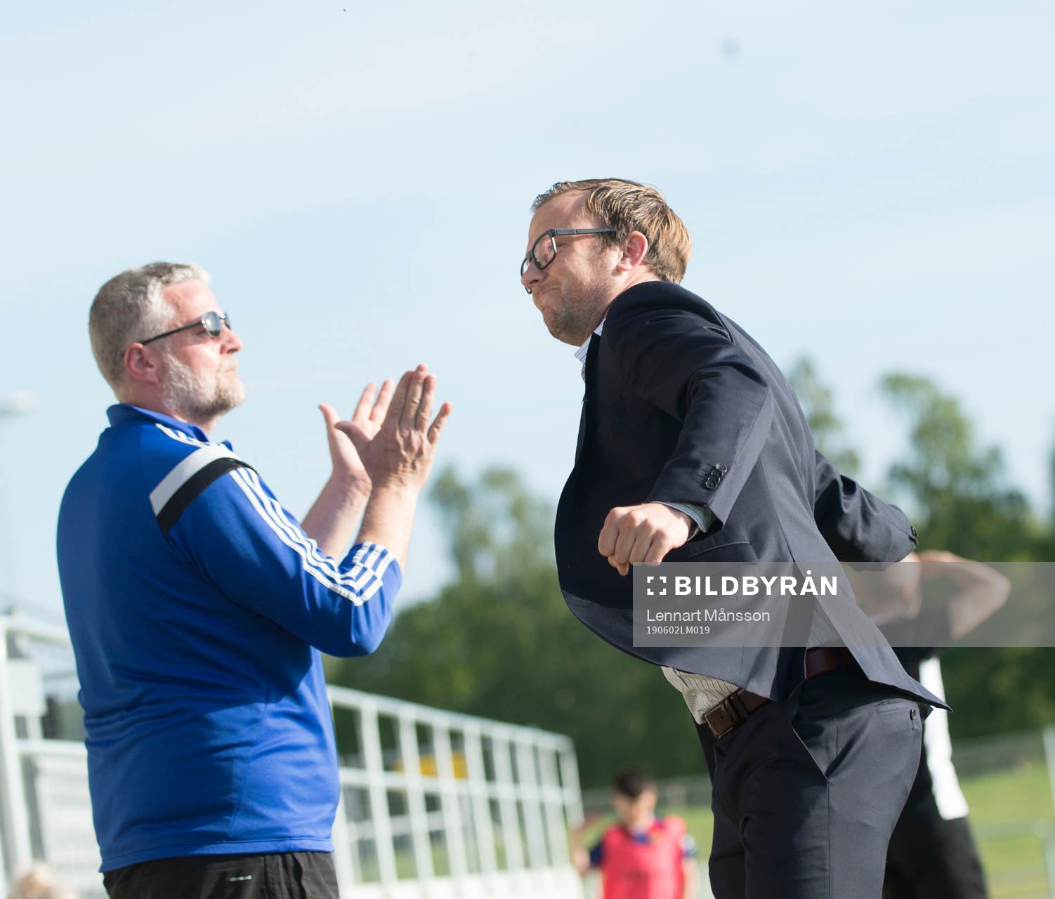 IFK Hässleholms tränare Jonas Jönsson och lagledaren Stefan Nilsson jublar i matchen i division 2 mellan IFK Hässleholm och Husqvarna i Hässleholm 2 juni 2019.