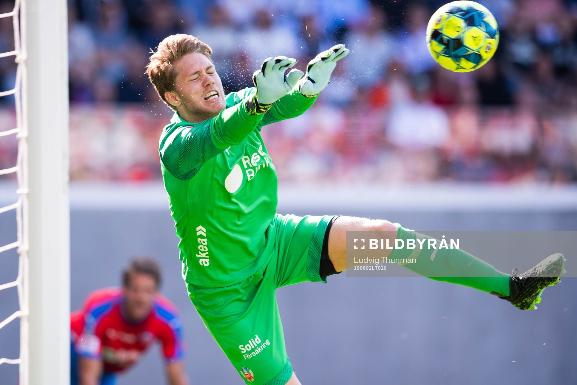 2 Helsingborgs Kalle Joelsson räddar ett skott